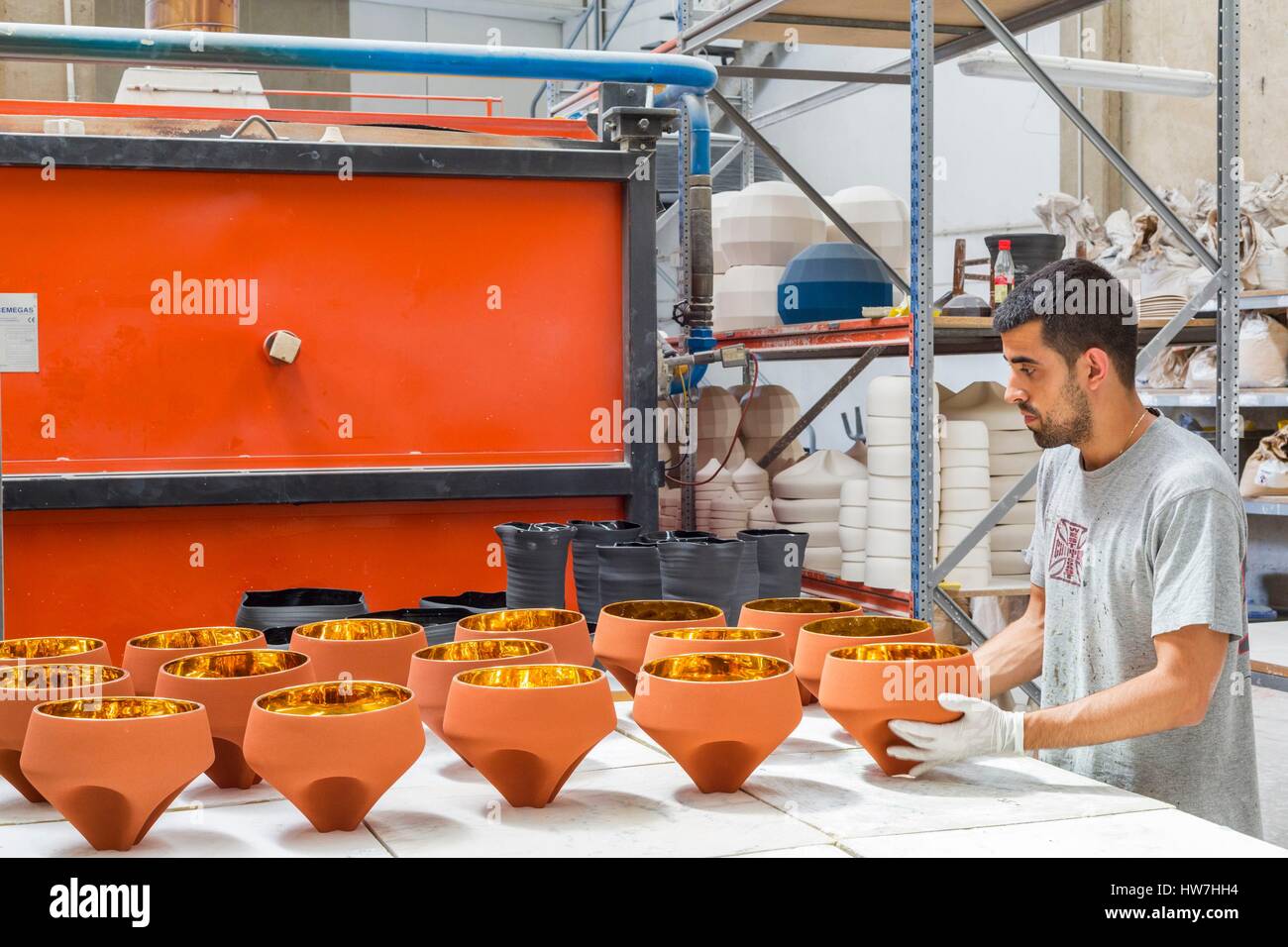 L'Espagne, la Catalogne, Rubi, atelier de céramique Apparatu fondée par Joan Manosa, contrôle du pli fort lampes en terre cuite Marset la marque du four Banque D'Images