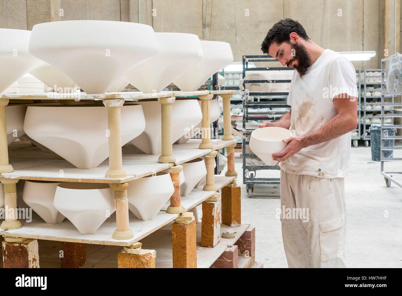 L'Espagne, la Catalogne, Rubi, atelier de céramique Apparatu fondée par Joan Manosa, contrôle avant la cuisson du pli fort Marset fabriqués pour la marque lampes Banque D'Images
