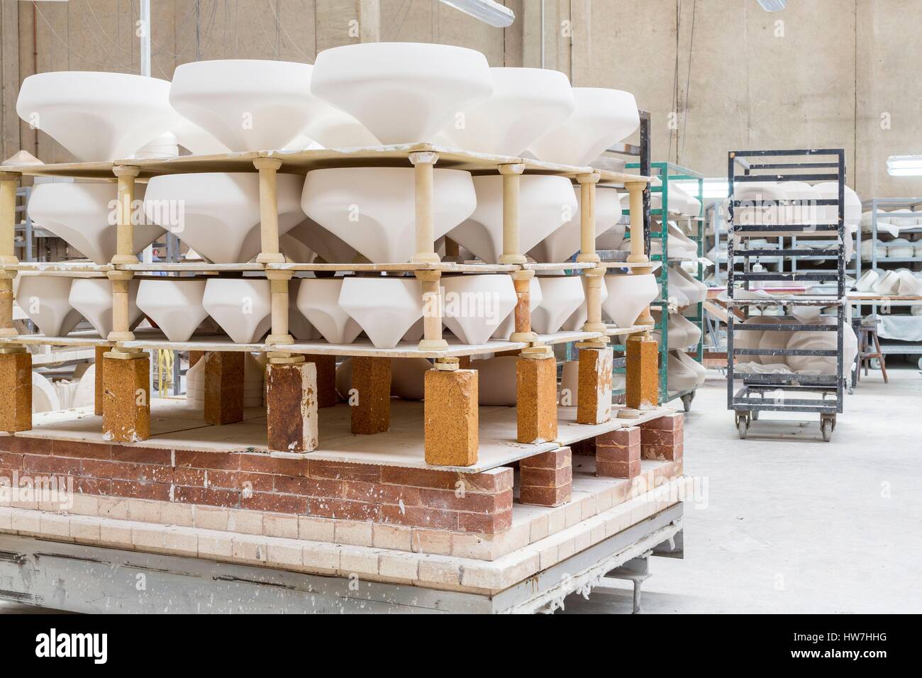 L'Espagne, la Catalogne, Rubi, atelier de céramique Apparatu fondée par Joan Manosa, la préparation avant la cuisson du pli fort Marset fabriqués pour la marque lampes Banque D'Images
