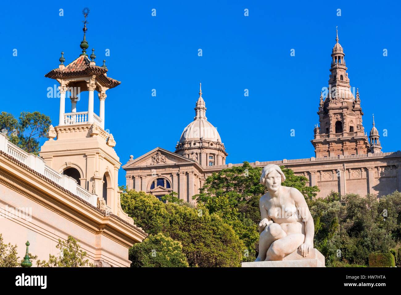 Espagne, Catalogne, Barcelone, de Montjuic, le Palais d'Alphonse 13 (1929) et en bas le Museu Nacional d'Art de Catalogne (MNAC) construit pour l'Exposition internationale de 1929 Banque D'Images