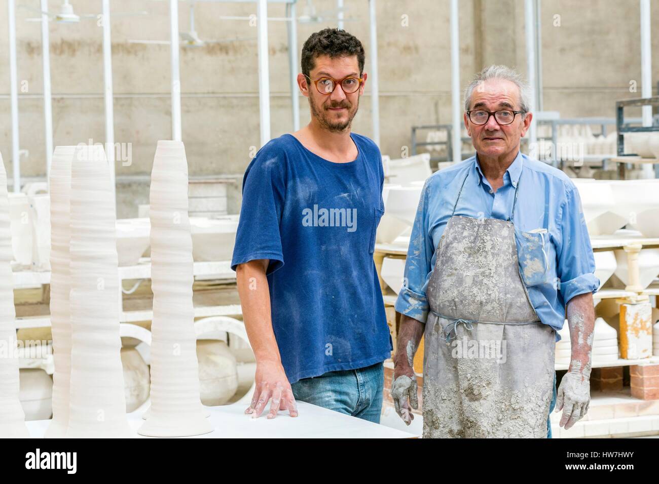 L'Espagne, la Catalogne, Rubi, atelier de céramique Apparatu, les deux générations de potiers, Xavier Manosa et père Joan Manosa Banque D'Images