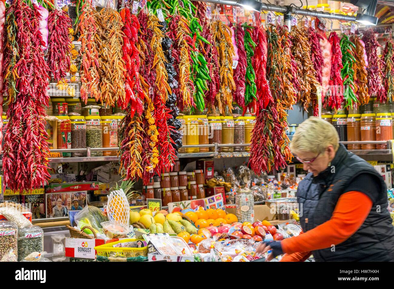 Espagne, Catalogne, Barcelone, Ciutat Vella, le marché de la Boqueria construit au milieu du xixe siècle, un vendeur de fruits et d'épices Banque D'Images