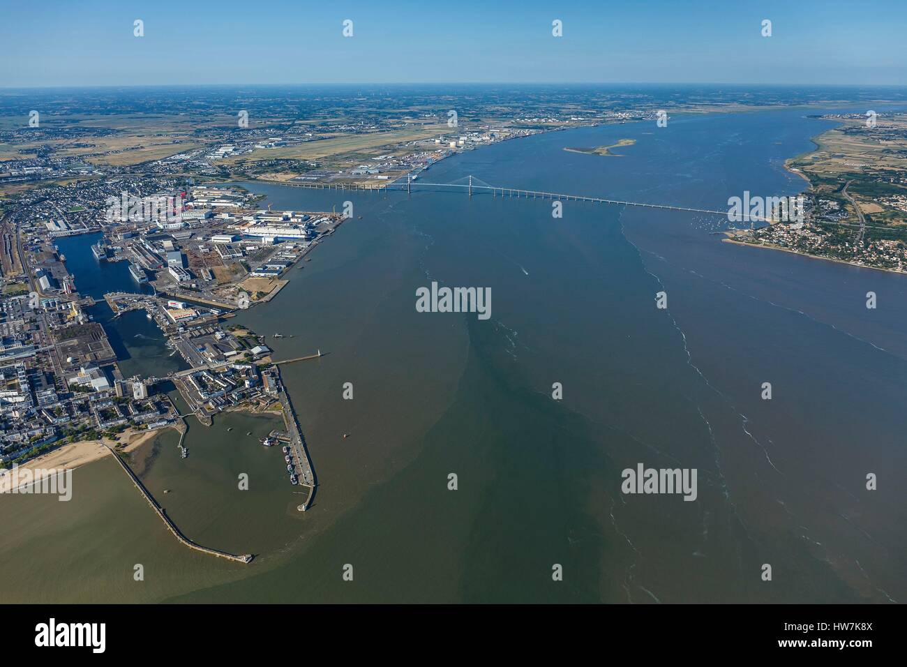 France, Loire Atlantique, Saint Nazaire, le port, les chantiers navals, le pont et la Loire estuaire (vue aérienne) Banque D'Images