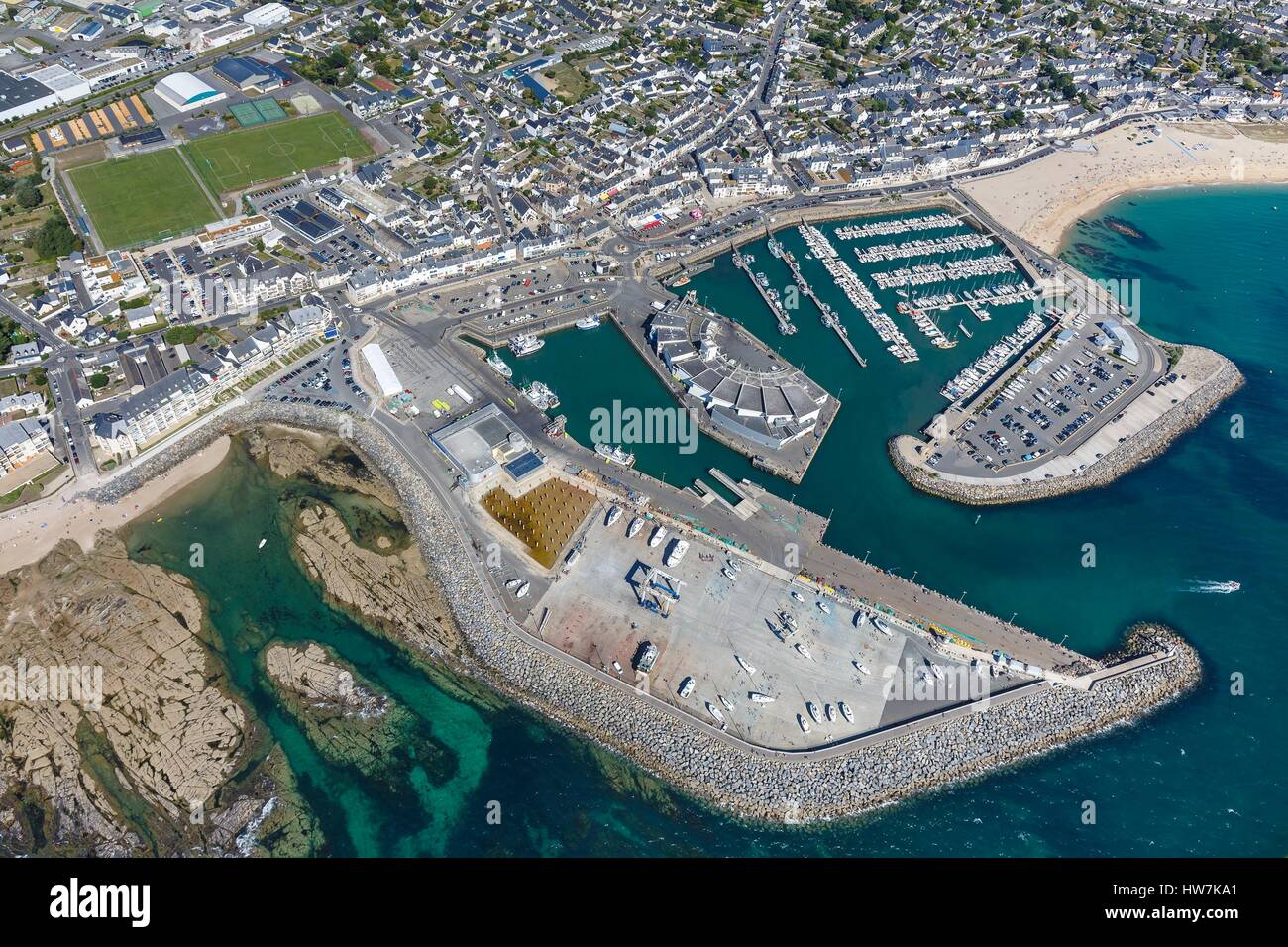 France, Loire Atlantique, La Turballe, le port de pêche, la criée et le port de plaisance (vue aérienne) Banque D'Images