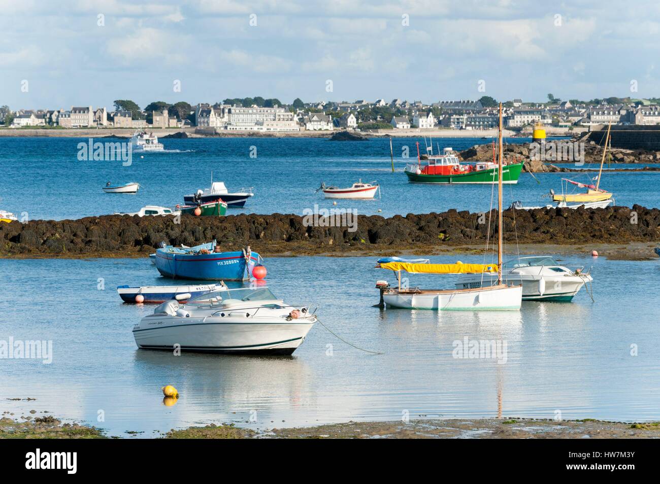 La France, Finistère, îles du Ponant, île de Batz, bateaux dans le port et village de l'arrière-plan Banque D'Images