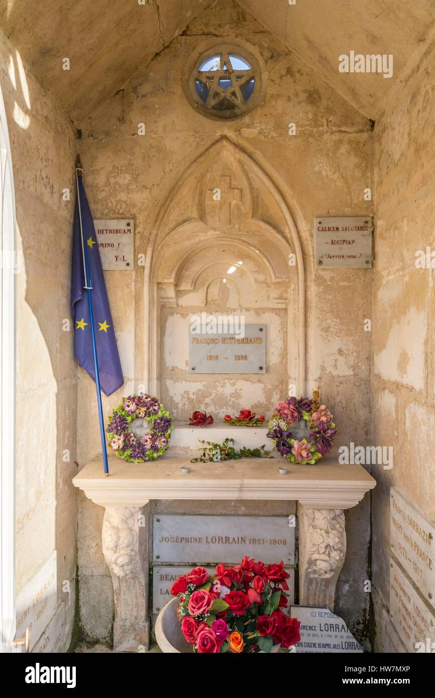 France, Charente, Jarnac, François Mitterrand tombe dans le cimetière des grandes maisons Photo