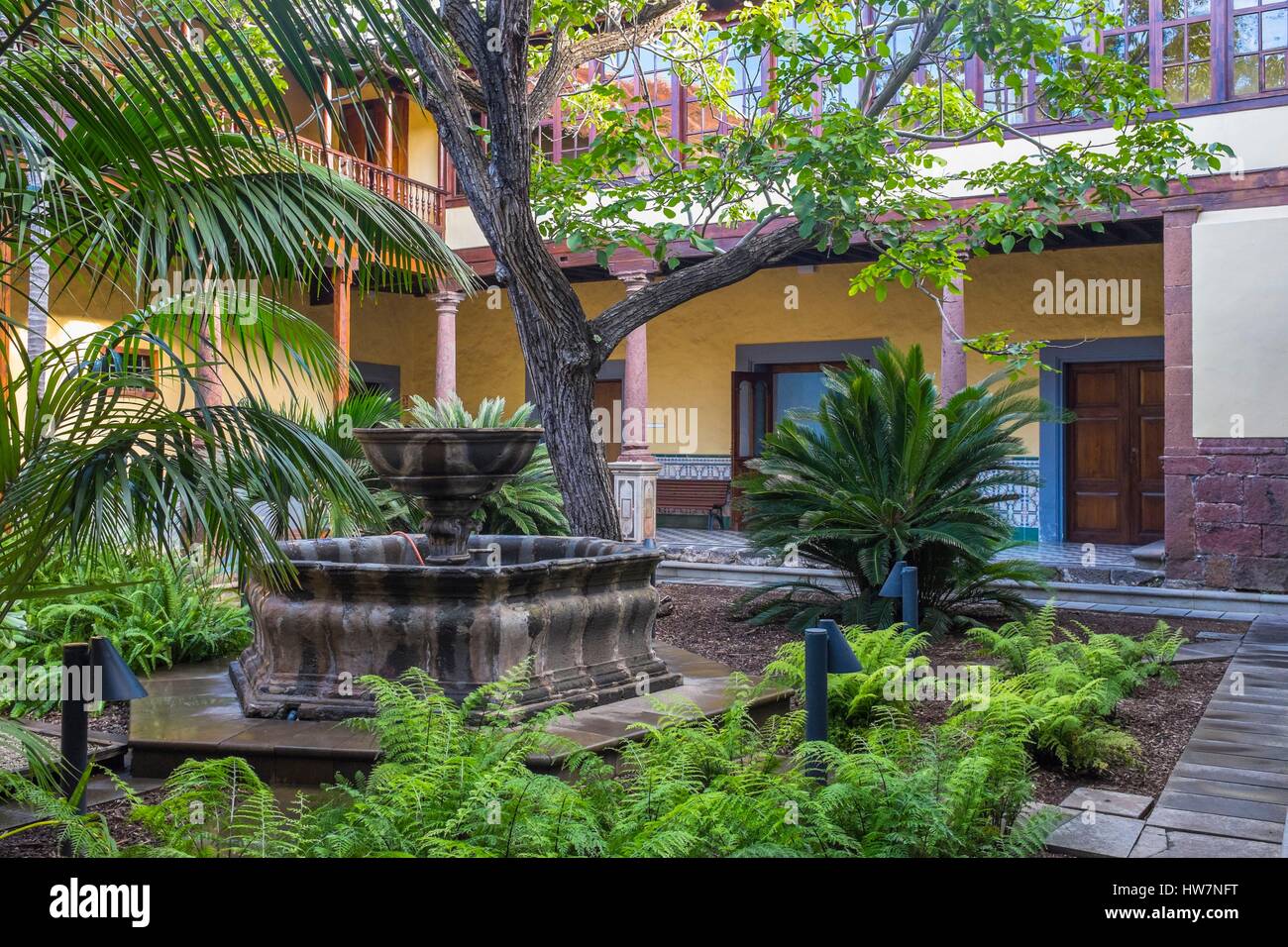 L'Espagne, Iles Canaries, Tenerife island, San Cristobal de La Laguna ou La Laguna, le centre historique classé au Patrimoine Mondial par l'UNESCO, le Casa Alvarado Bracamonte (17ème siècle) abrite l'Office du Tourisme Banque D'Images