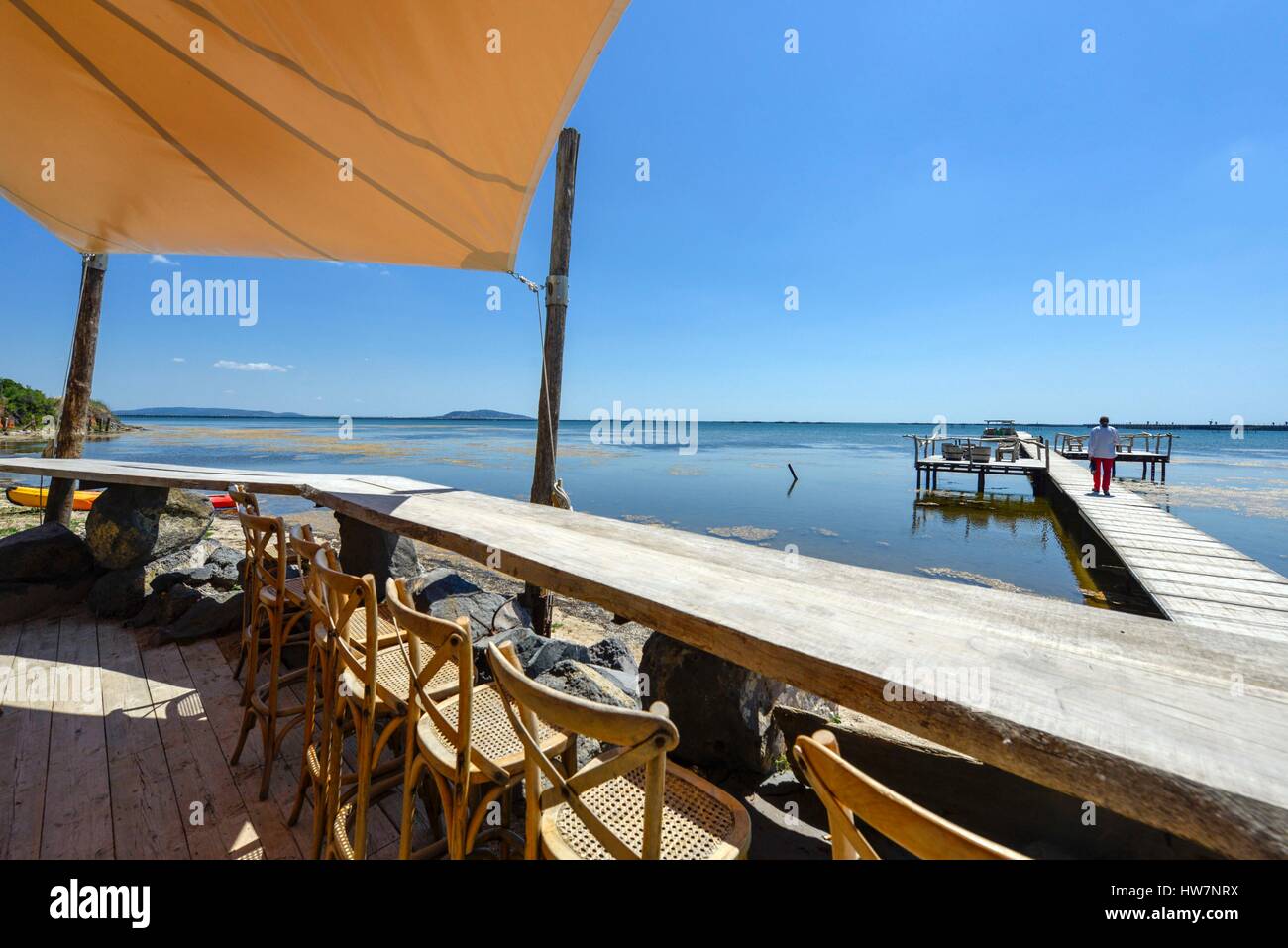 France Herault Marseillan étang de Thau Mas Tarbouriech St Barth comptoir restaurant en face d'un étang prolongée par une jetée avec Banque D'Images