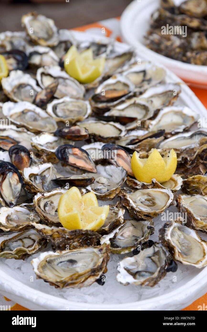 La France, l'Hérault, Sète, une assiette d'huîtres de l'étang de Thau décoré de tranches de citron Banque D'Images