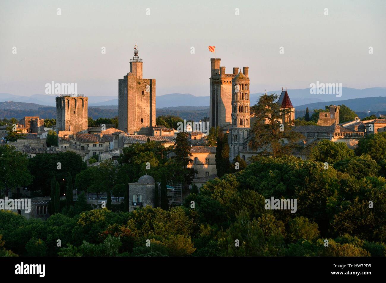 La France, Gard, Pays d'Uzege, Uzes, le château ducal appelé le Duche et St Theodorit Cathédrale avec la tour fenestrelle Banque D'Images