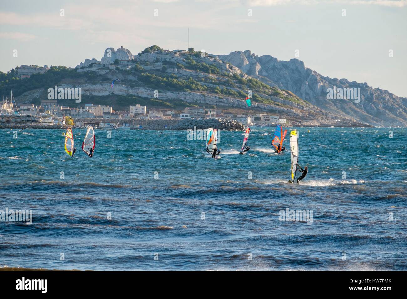 France, Bouches du Rhône, Marseille, la planche à voile dans la baie à la Pointe  Rouge Photo Stock - Alamy