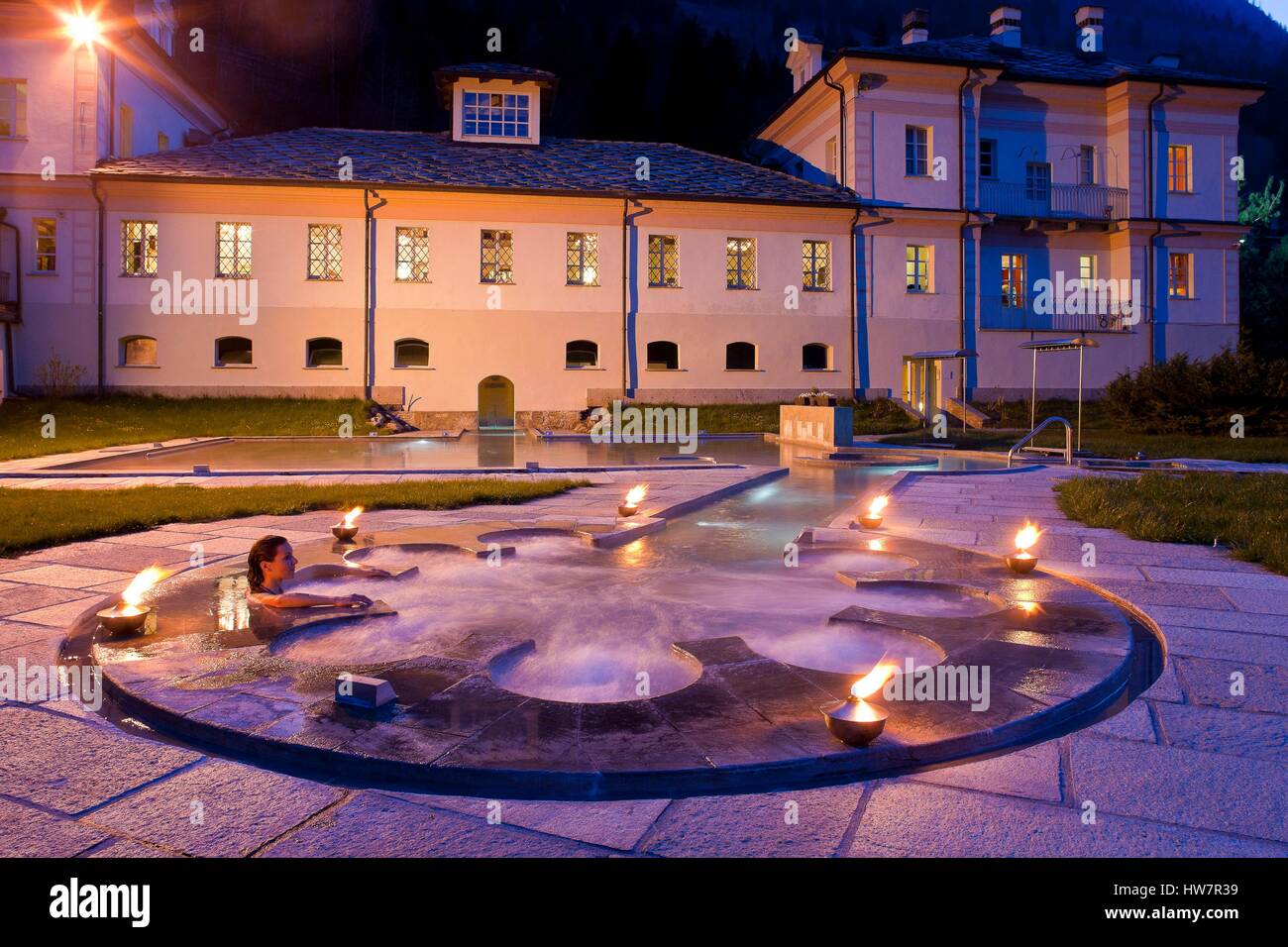 L'italie, valle d'Aosta, Courmayeur, les Thermes de Pré Saint Didier, outdoors Woman dans salle de bains Banque D'Images