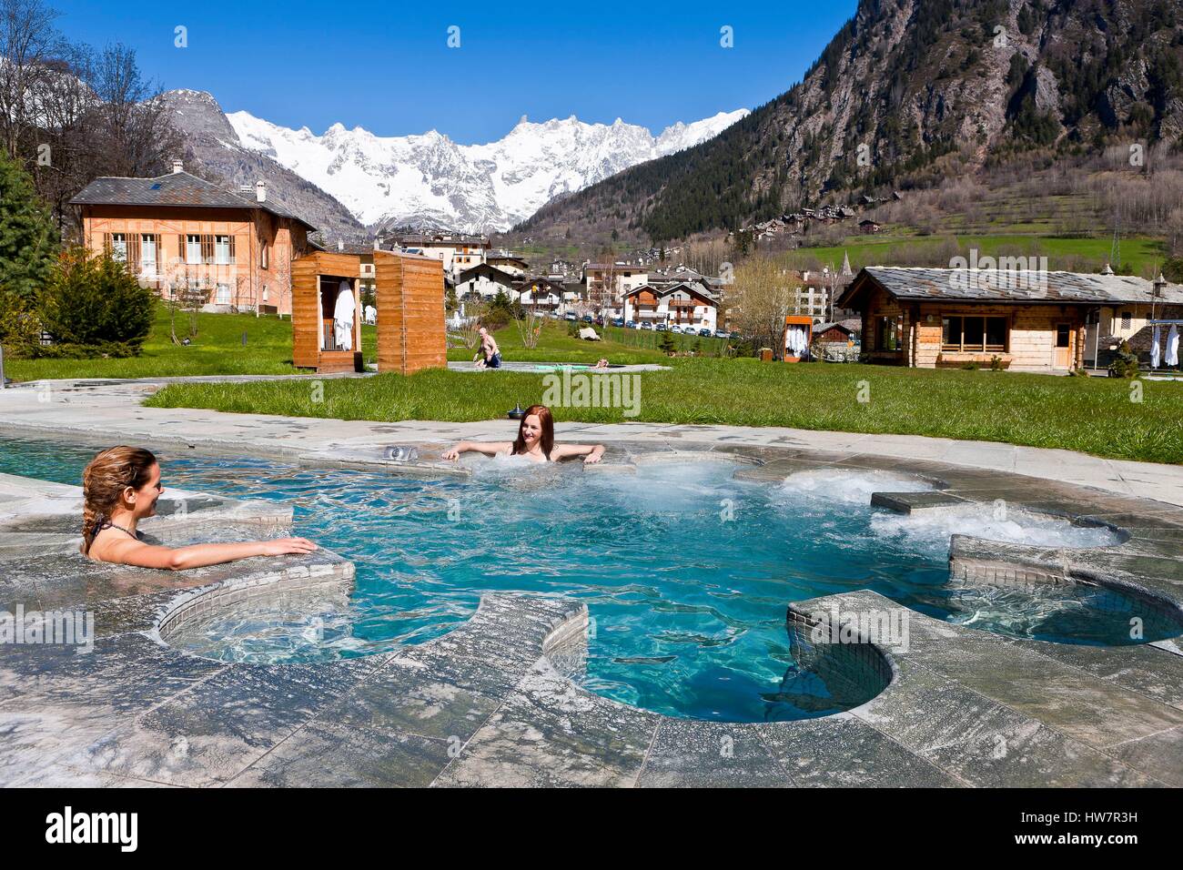 L'italie, valle d'Aosta, Courmayeur, les Thermes de Pré Saint Didier, les femmes dans l'extérieur de la salle de bains Banque D'Images
