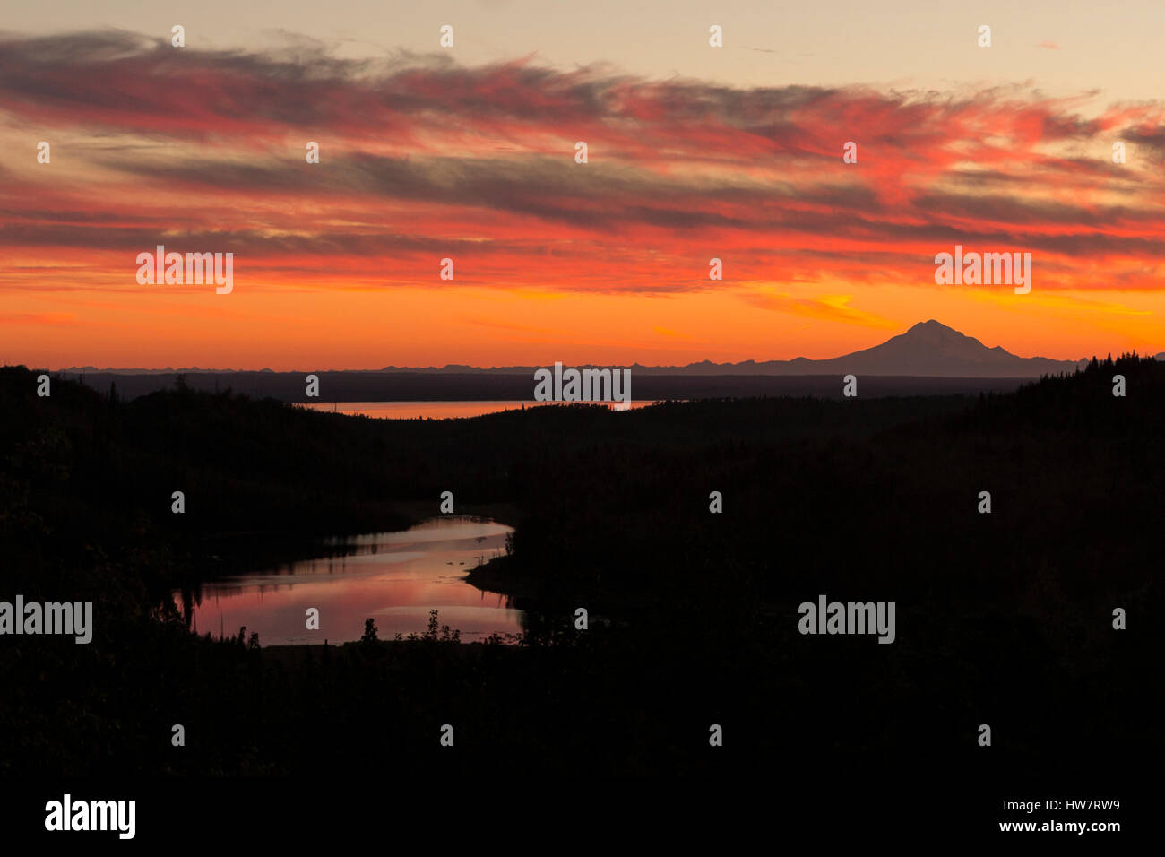 Mt redoute et supérieure Ohmer Lac au coucher du soleil en Alaska. Banque D'Images