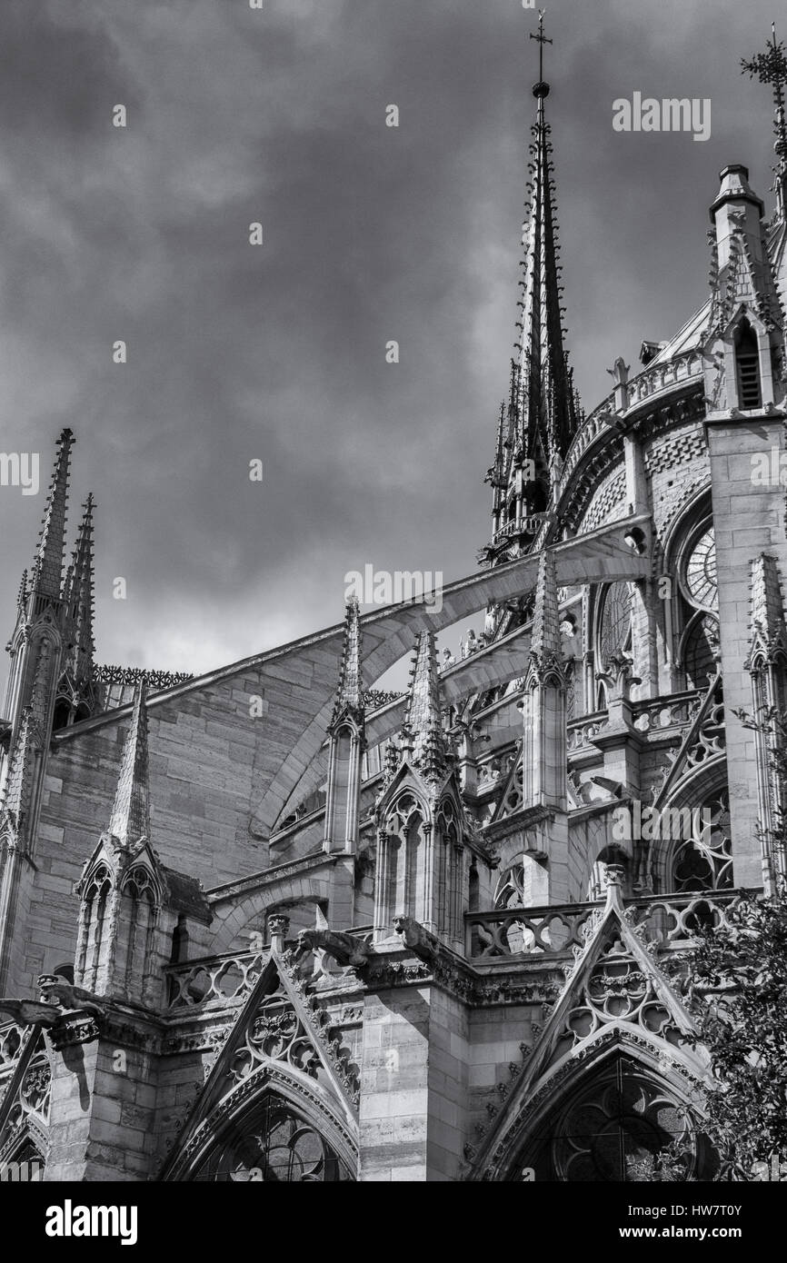 PARIS, FRANCE - 29 septembre 2016 : des arcs-boutants et spries à la Cathédrale Notre-Dame. Banque D'Images