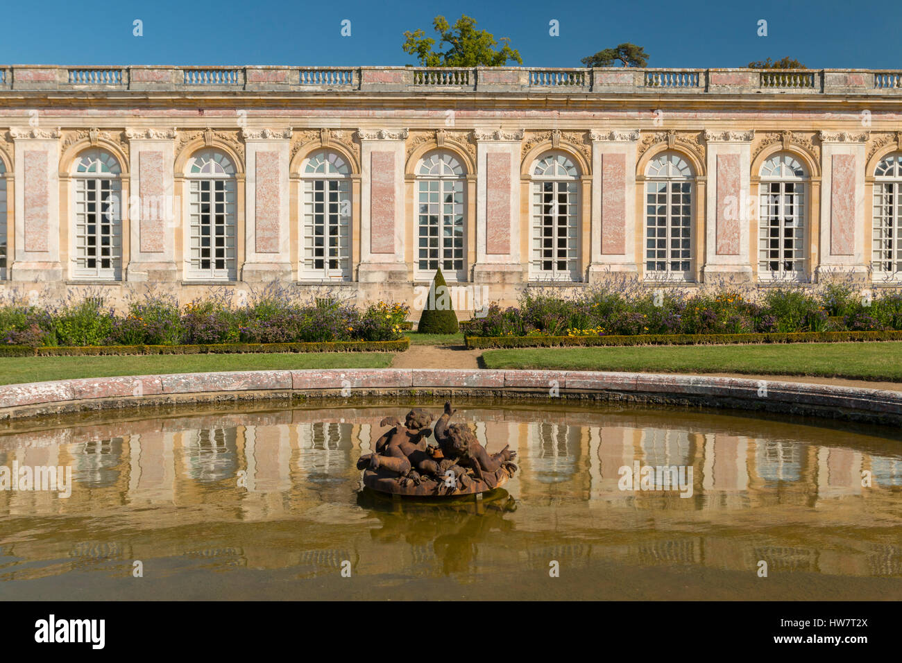 VERSAILLES, France- 5 octobre 2016 : une fontaine au Grand Trianon Palace. Banque D'Images