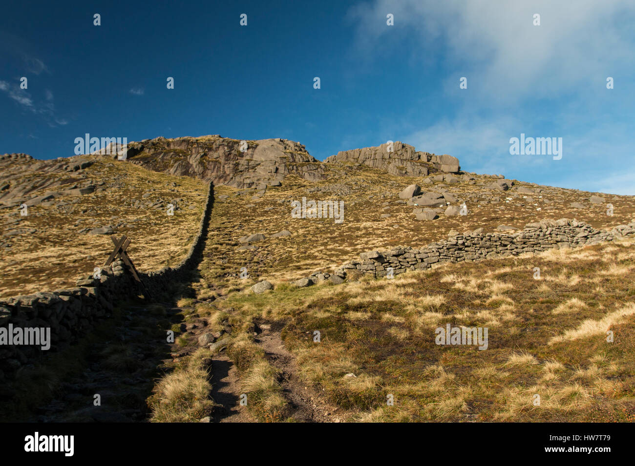 Morne Mur sur Slieve Binnian dans la montagne du Morne en Irlande du Nord. Banque D'Images