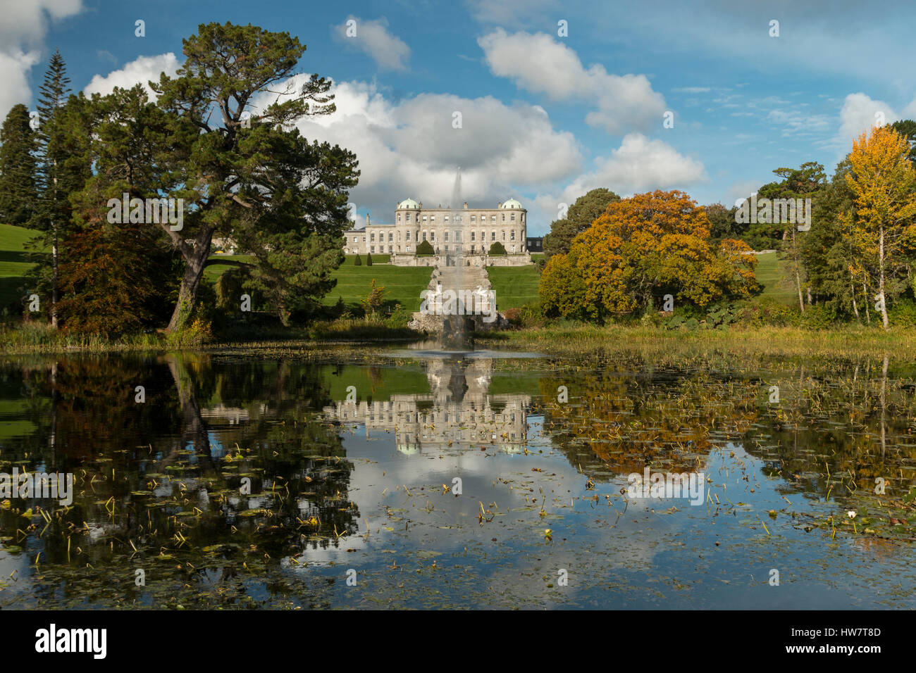 ENNISKERRY, Irlande- 20 octobre 2016 : Powerscourt Estate Gardens et la fontaine. Banque D'Images