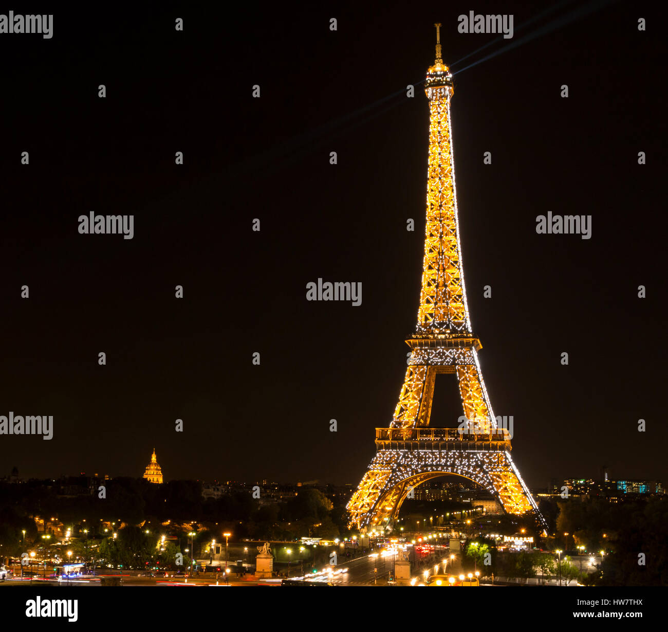 PARIS, FRANCE- 6 octobre 2016 : Tour Eiffel depuis le Trocadéro la nuit car il s'allume sur l'heure. Banque D'Images