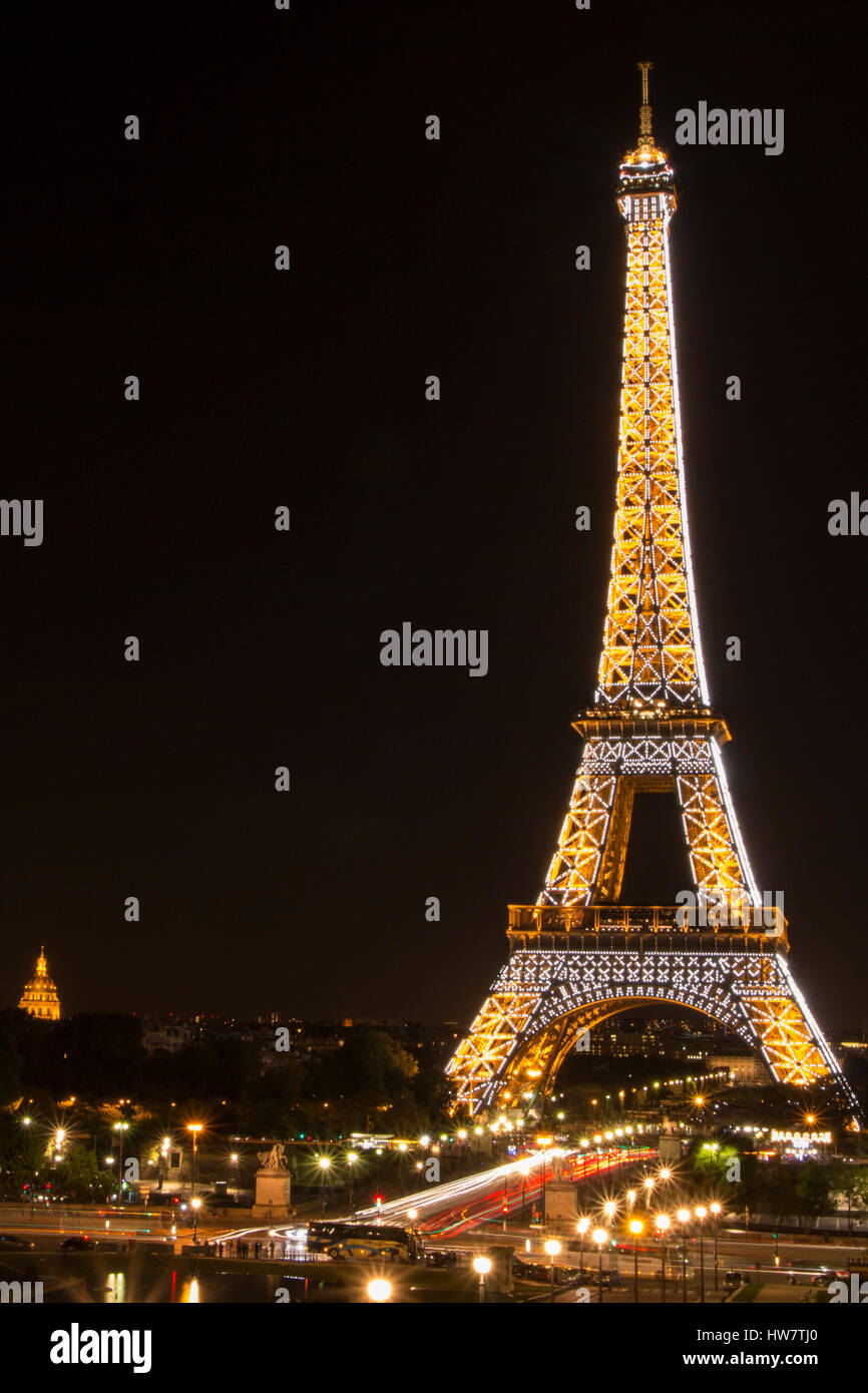 PARIS, FRANCE- 6 octobre 2016 : Tour Eiffel depuis le Trocadéro la nuit car il s'allume sur l'heure. Banque D'Images