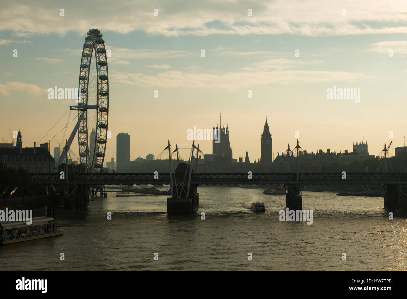 Londres, ANGLETERRE - 25 octobre 2016 : le Parlement, la Tamise et le London Eye. Banque D'Images