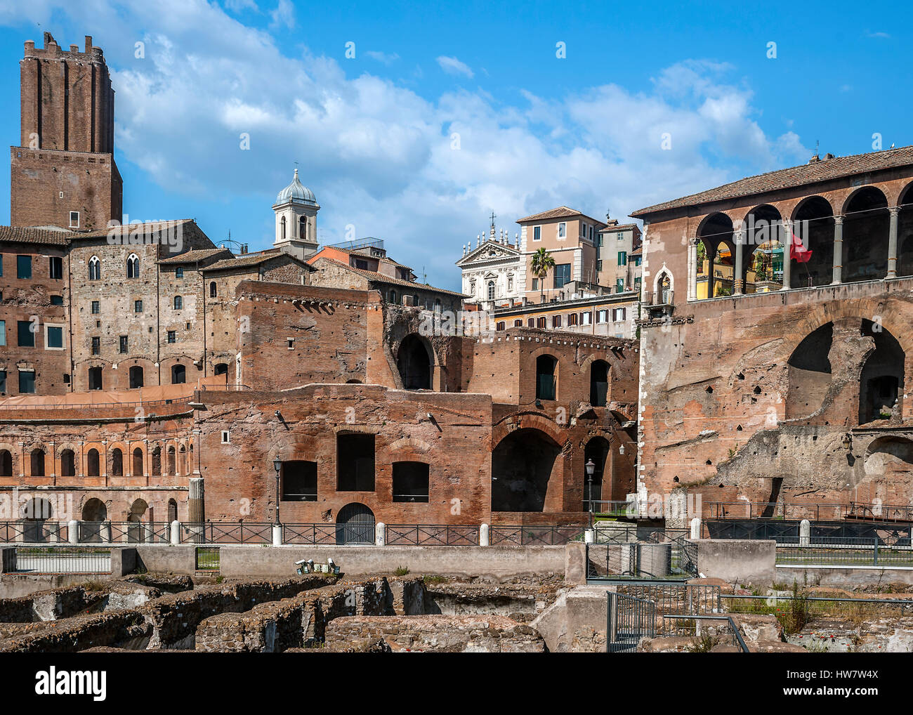 Marchés de Trajan (Latin : Mercatus Traiani, Italien : Mercati di Traiano) est un grand complexe de ruines dans la ville de Rome, Italie, situé sur la Via dei Banque D'Images