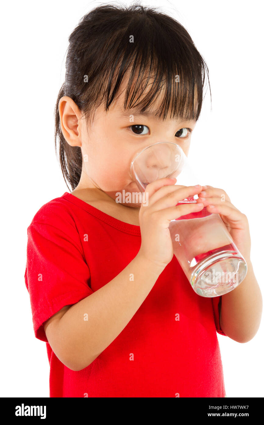 Peu asiatique fille chinois tenant une tasse d'eau isolé sur fond blanc Banque D'Images