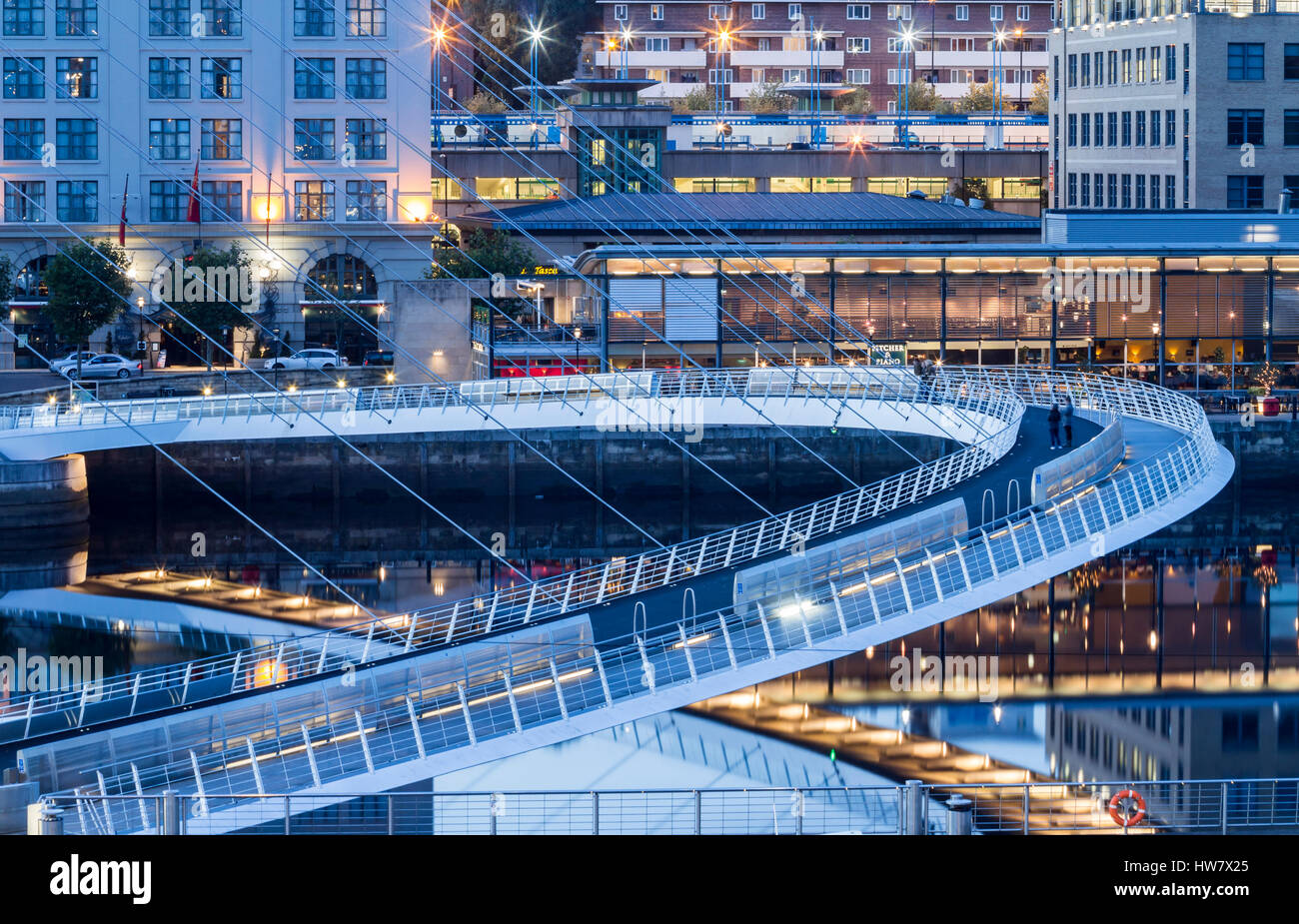Vue sur le pont du millénaire à la Malmaison Hotel (à gauche) et Pitcher & Piano pub (à droite) sur Newcastle Quayside. Newcastle sur Tyne, Royaume-Uni Banque D'Images