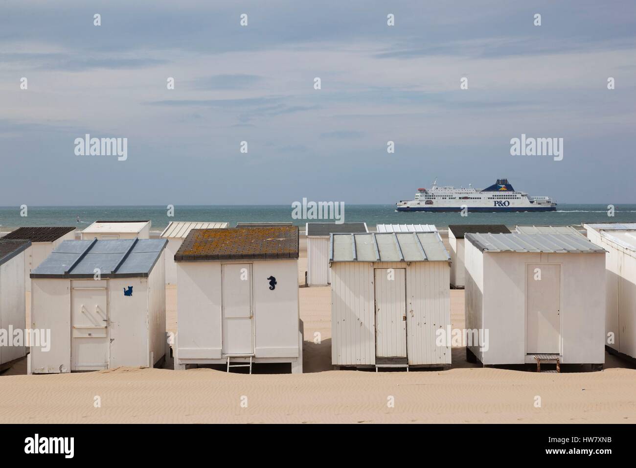 La France, Pas de Calais, Blériot plage, cabines de plage le long manche avec ferry Banque D'Images