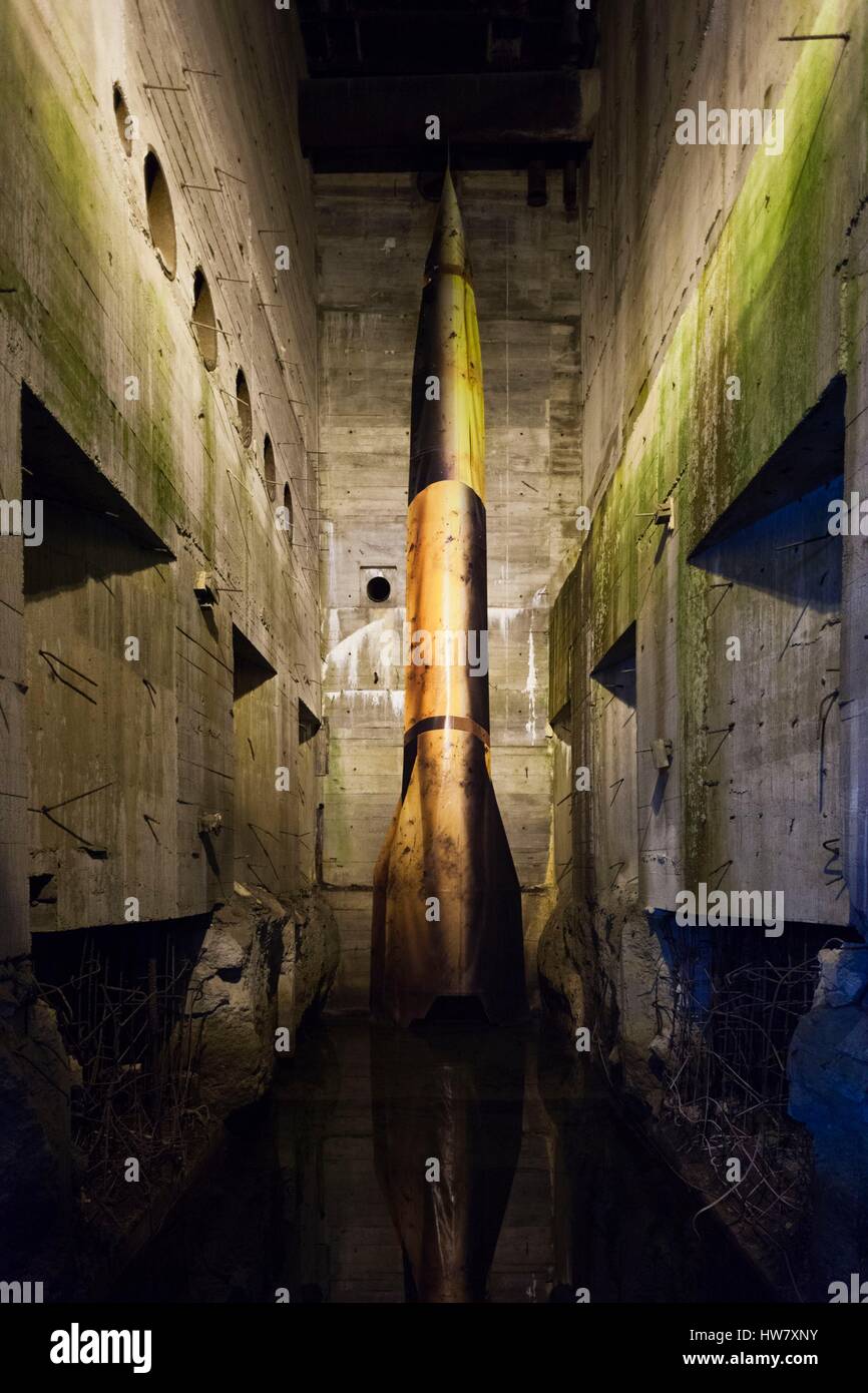 La France, Pas de Calais, Eperlecques, le Blockhaus de Eperlecques, la seconde guerre mondiale bunker fusée allemande V2, de l'intérieur avec des répliques de fusées V2 Banque D'Images