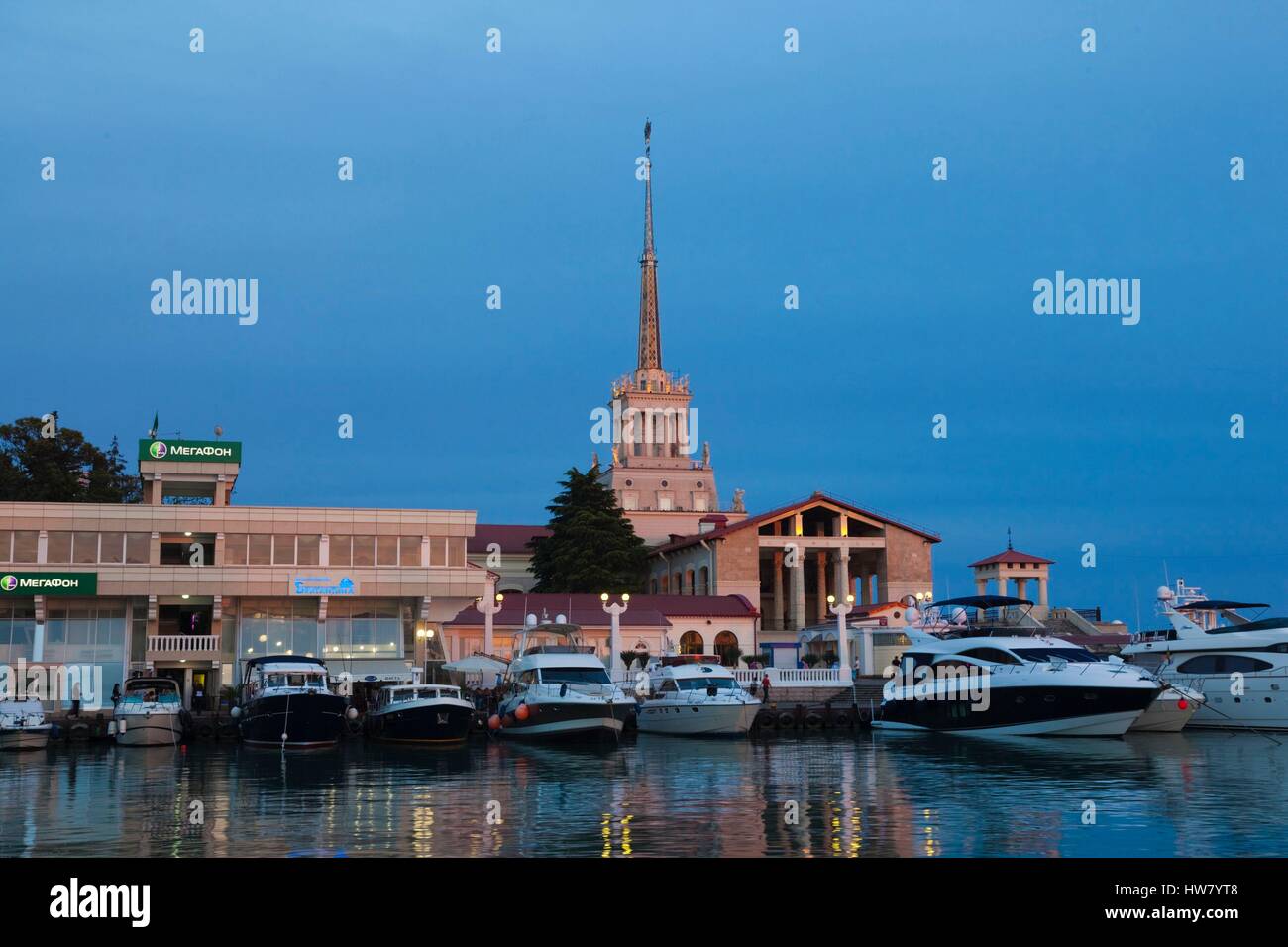 La Russie, de la côte de la mer Noire, Sotchi, terminal maritime, dusk Banque D'Images