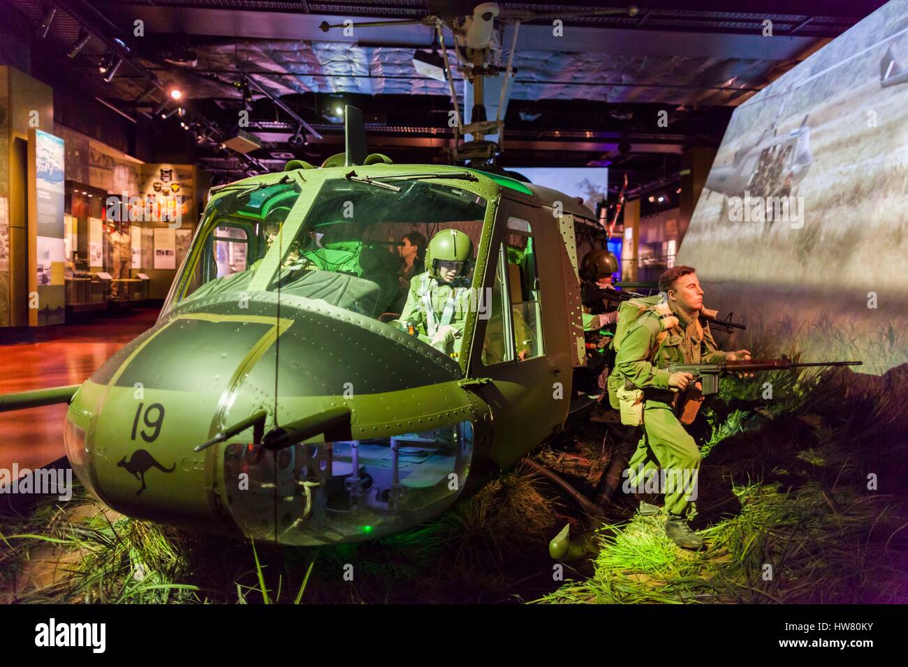 L'Australie, Territoire de la capitale australienne, Canberra, Australian War Memorial Museum, à l'époque de la guerre du Vietnam, l'hélicoptère Huey diorama Banque D'Images