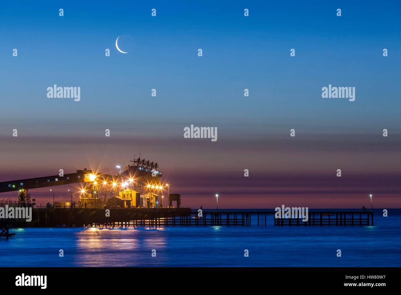 L'Australie, l'Australie du Sud, la péninsule de Yorke, Napier, jetée du port et l'élévateur à grain, dusk Banque D'Images