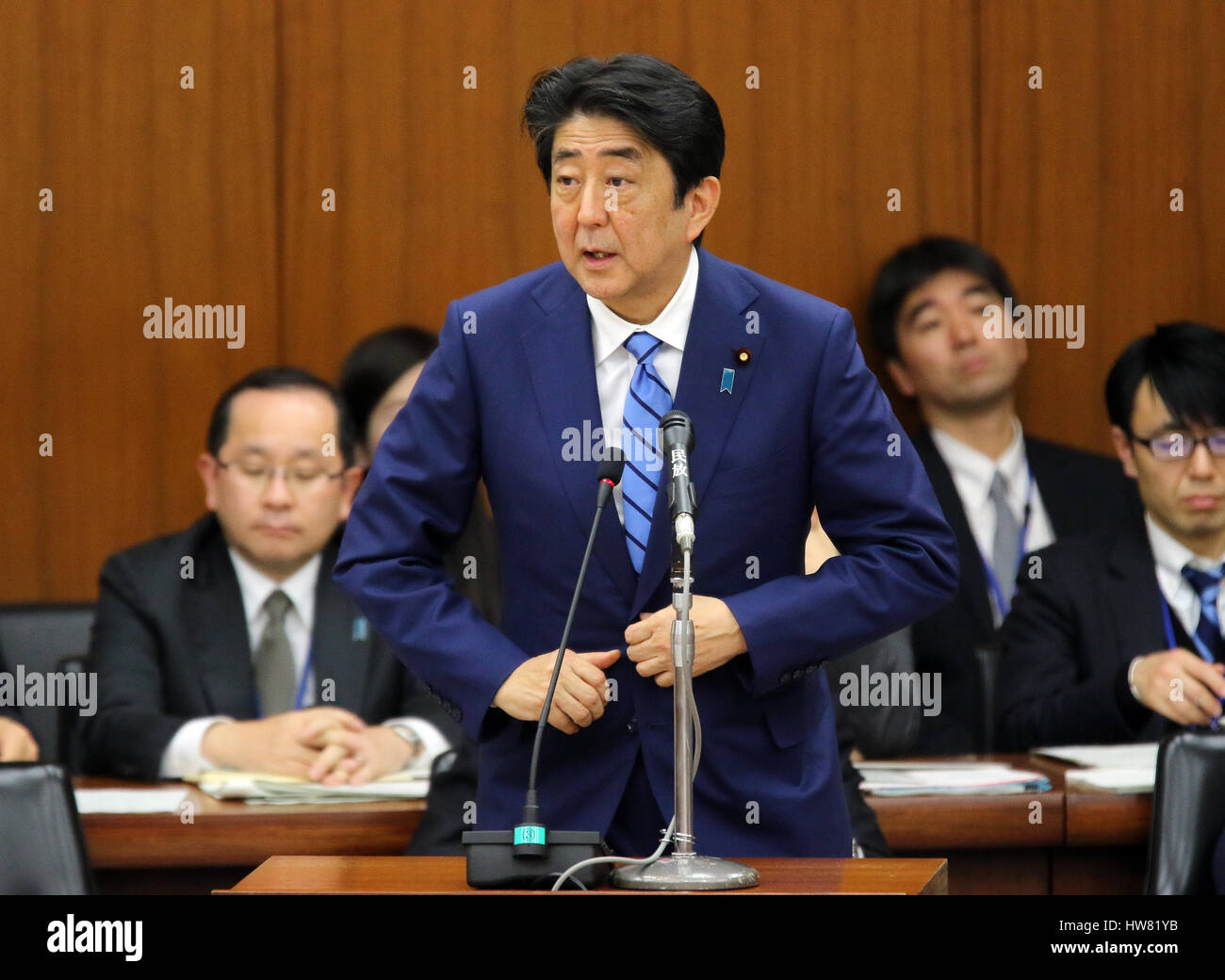 Tokyo, Japon. Mar 17, 2017. Le Premier ministre japonais Shinzo Abe répond à une question par un député de l'opposition à la Chambre basse des affaires étrangères session à la Diète nationale à Tokyo, le vendredi 17 mars, 2017. Ce programme est maintenant au centre d'une transaction foncière un scandale de l'école élémentaire d'Osaka comme il a fait don à l'école, Kagoike Yasunori opérateur News a signalé. Credit : Yoshio Tsunoda/AFLO/Alamy Live News Banque D'Images