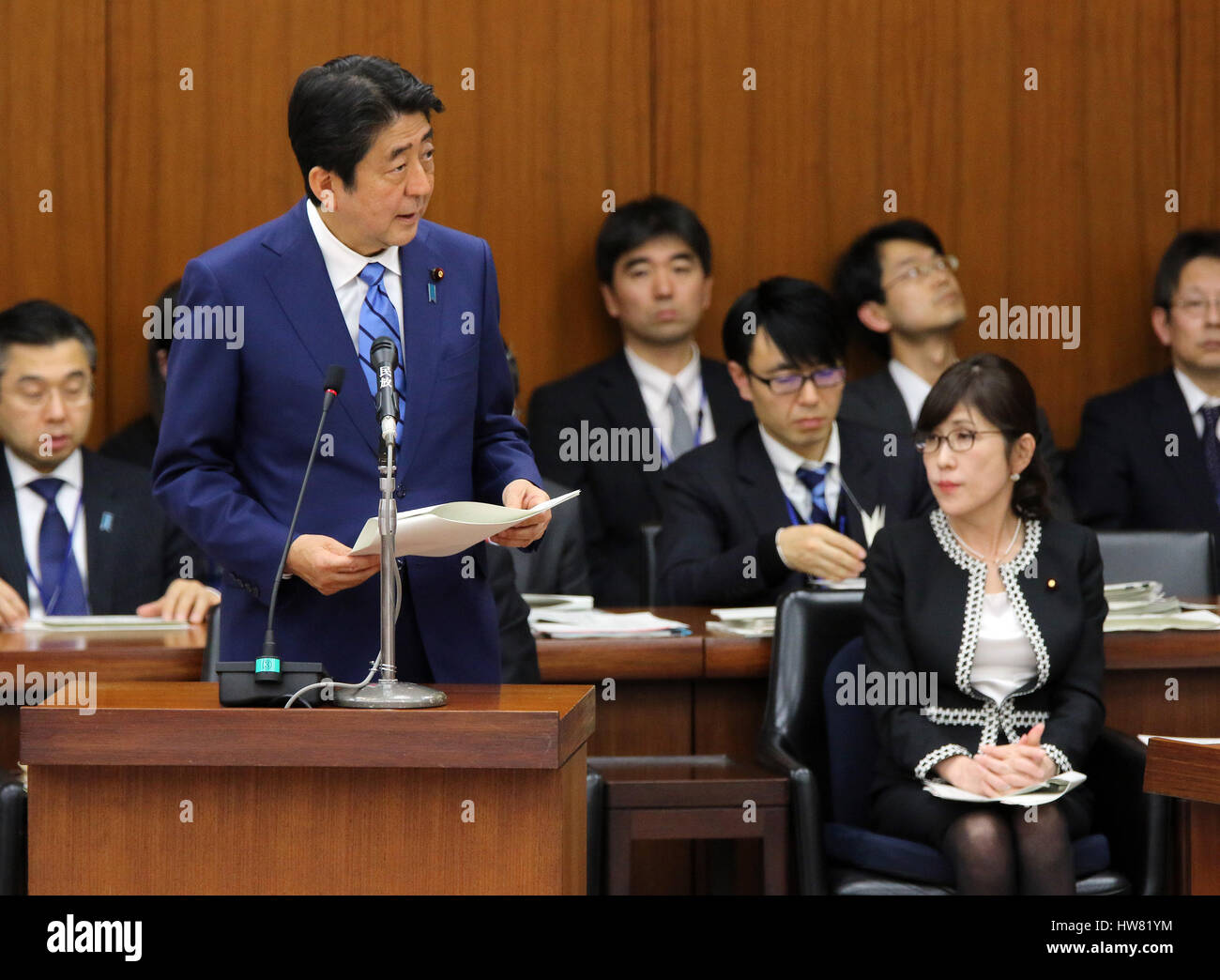 Tokyo, Japon. Mar 17, 2017. Le Premier ministre japonais Shinzo Abe répond à une question par un député de l'opposition à la Chambre basse des affaires étrangères session à la Diète nationale à Tokyo, le vendredi 17 mars 2017, alors que le ministre de la Défense, Tomomi Inada (R) regarde sur. Ce programme est maintenant au centre d'une transaction foncière un scandale de l'école élémentaire d'Osaka comme il a fait don à l'école, Kagoike Yasunori opérateur News a signalé. Credit : Yoshio Tsunoda/AFLO/Alamy Live News Banque D'Images