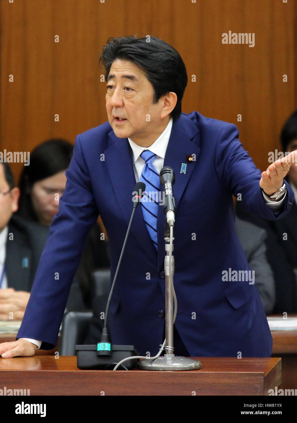 Tokyo, Japon. Mar 17, 2017. Le Premier ministre japonais Shinzo Abe répond à une question par un député de l'opposition à la Chambre basse des affaires étrangères session à la Diète nationale à Tokyo, le vendredi 17 mars, 2017. Ce programme est maintenant au centre d'une transaction foncière un scandale de l'école élémentaire d'Osaka comme il a fait don à l'école, Kagoike Yasunori opérateur News a signalé. Credit : Yoshio Tsunoda/AFLO/Alamy Live News Banque D'Images
