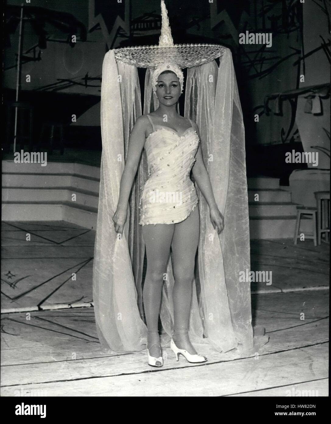 10 févr. 02, 1960 - La célèbre chanteuse d'opéra français à star dans OffenbachÃ¢â€¢â Ã l'Opérette €' Geori boue, la célèbre chanteuse d'opéra française est en vedette dans une opérette pour la première fois dans l'ici. Elle tient le rôle titre dans OffenbachÃ¢â€™Ã'"La Belle HelenÃ' qui va commencer à le Théâtre Mogador, Paris, samedi prochain. OPS : Geori Boue dans une scène d'"La Belle HeleneÃ'. (24/60 février Image Crédit : © Keystone Press Agency/Keystone USA par ZUMAPRESS.com) Banque D'Images