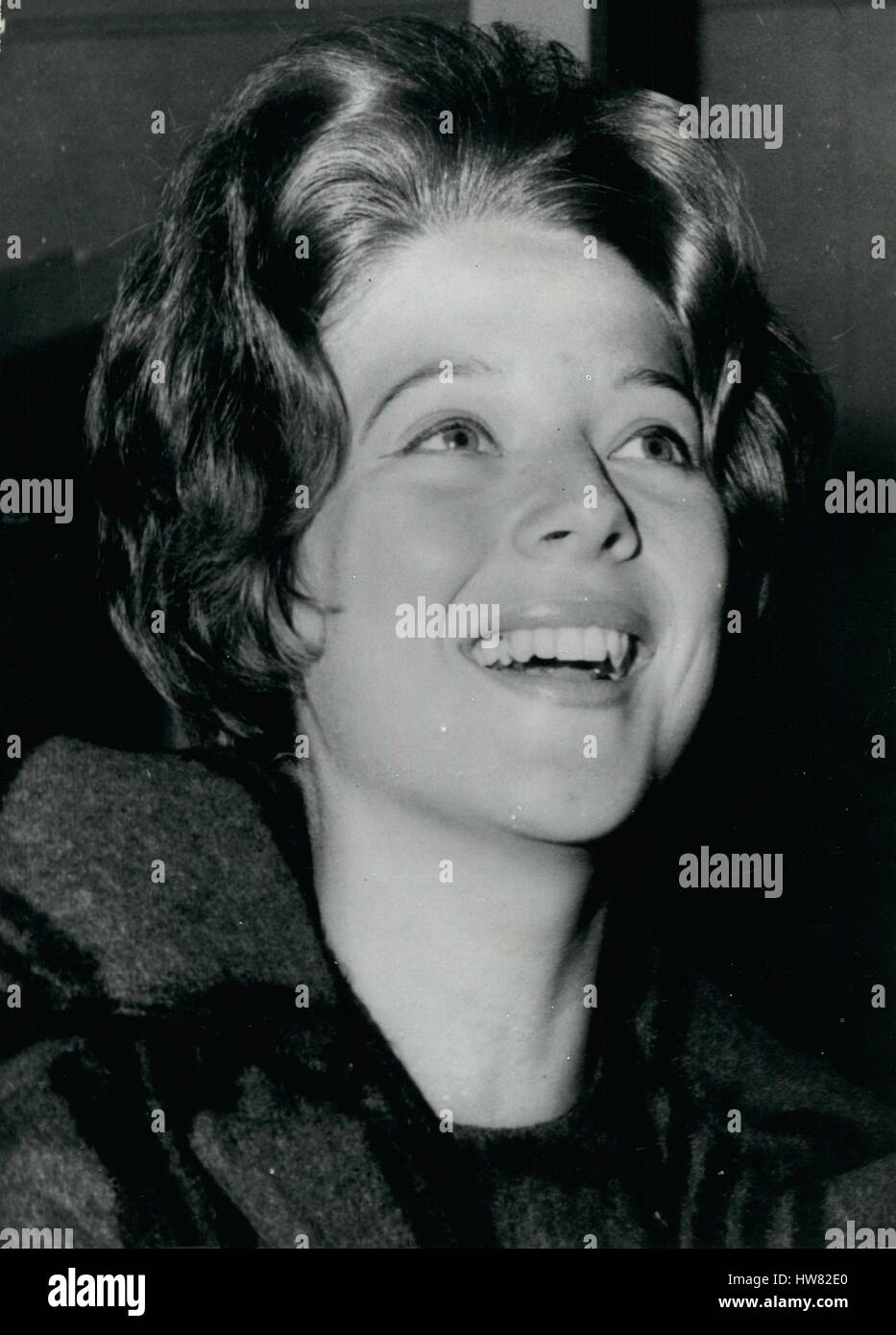 Juillet 07, 1960 - ''Je suis tombé pour Frankie sur regard'' - dit Australian Night Club Singer. Lorsque belle chanteuse australienne night club, 20 ans Diana Trask, arrivé à Sydney à partir de l'Amérique. Elle a nié qu'elle avait un attachement romantique à Frank Sinatra. '' Mais j'aimerais avoir - il est une personne merveilleuse, et je suis tombé en amour avec lui à première vue'', dit-elle. ''Frankie n'en fait "découvrir" me dit-elle. Malheureusement je l'ai vu seulement maintenant et à nouveau. ''On pourrait dire que je suis tombé en amour avec lui à première vue - mais il n'y avait rien en elle''. Diana, qui est de faire une tournée australienne de quinze jours avec la chanteuse Pat Banque D'Images