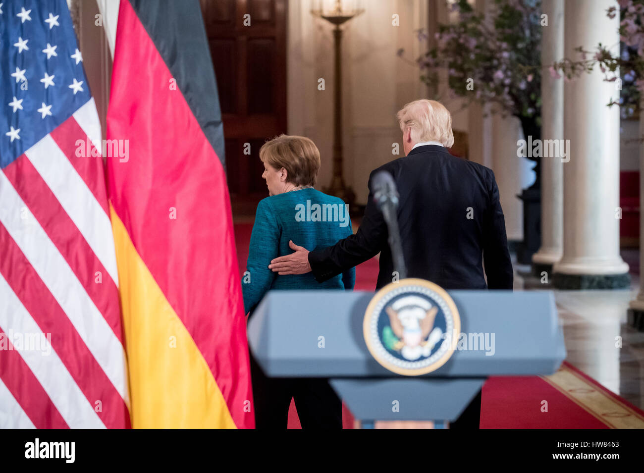 Washington, US. Mar 17, 2017. La chancelière allemande Angela Merkel (L) les feuilles avec le président américain, Donald Trump, après une conférence de presse à Washington, États-Unis, 17 mars 2017. Merkel et Trump a rencontré à la Maison Blanche pour la première fois. Photo : Michael Kappeler/dpa/Alamy Live News Banque D'Images