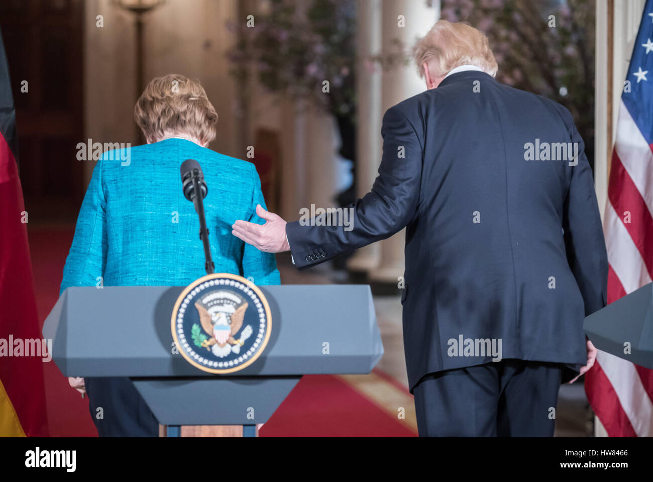 Washington, US. Mar 17, 2017. La chancelière allemande Angela Merkel (L) les feuilles avec le président américain, Donald Trump, après une conférence de presse à Washington, États-Unis, 17 mars 2017. Merkel et Trump a rencontré à la Maison Blanche pour la première fois. Photo : Michael Kappeler/dpa/Alamy Live News Banque D'Images