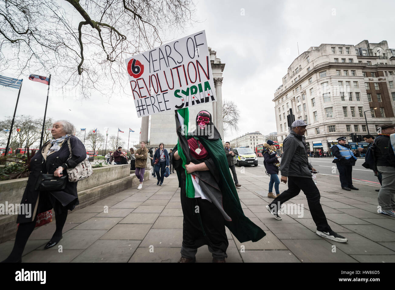 Londres, Royaume-Uni. 18 mars, 2017. Syriens et les partisans de la marche à travers le centre de Londres pour le 6e anniversaire de la révolution syrienne © Guy Josse/Alamy Live News Banque D'Images