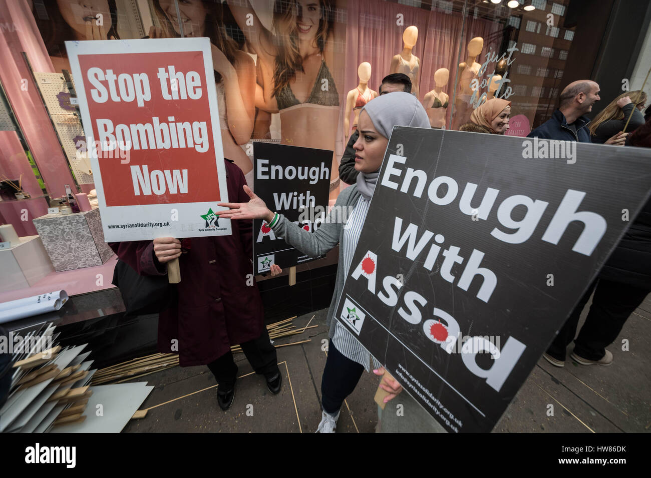 Londres, Royaume-Uni. 18 mars, 2017. Syriens et les partisans de la marche à travers le centre de Londres pour le 6e anniversaire de la révolution syrienne © Guy Josse/Alamy Live News Banque D'Images