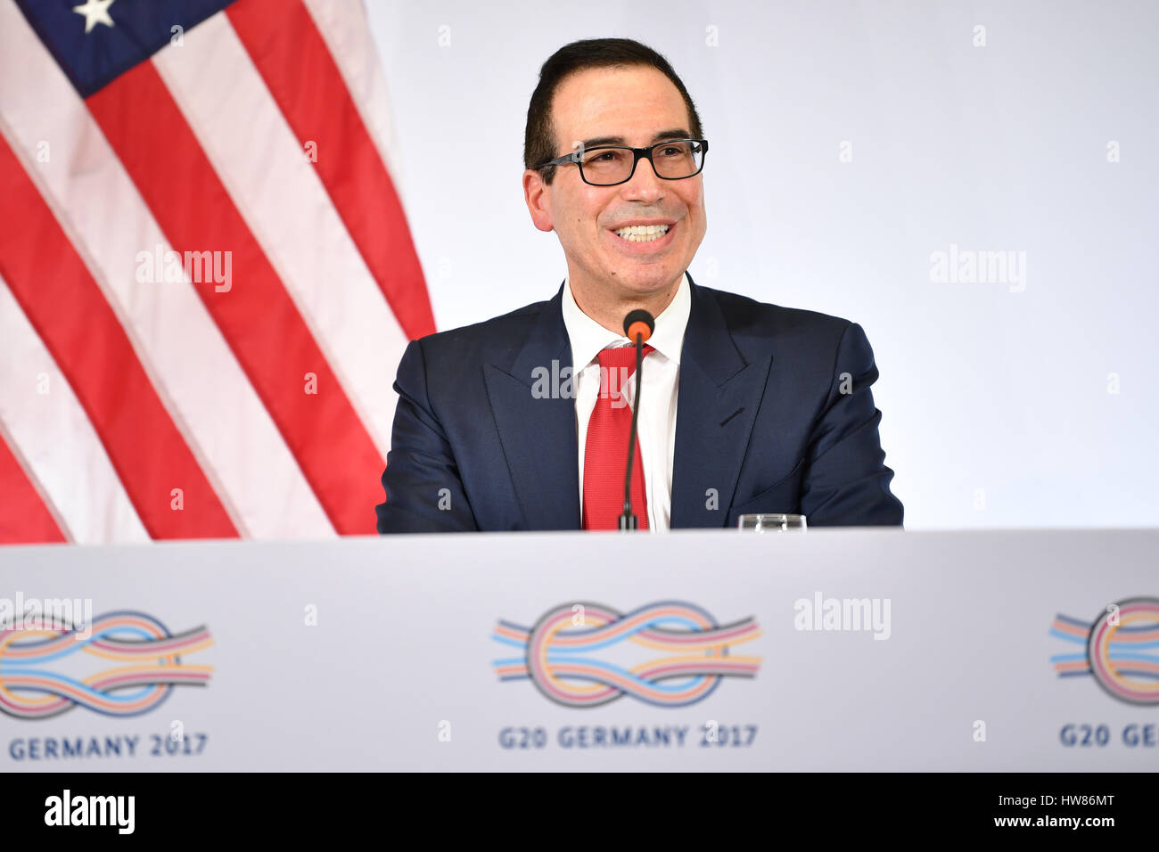 Baden-Baden, Allemagne. 18 Mar, 2017. Nous le ministre des Finances Steven Mnuchin parle lors d'une conférence de presse au centre des congrès au cours de la la réunion des ministres des Finances du G20 à Baden-Baden, Allemagne, 18 mars 2017. Photo : Uwe Anspach/dpa/Alamy Live News Banque D'Images