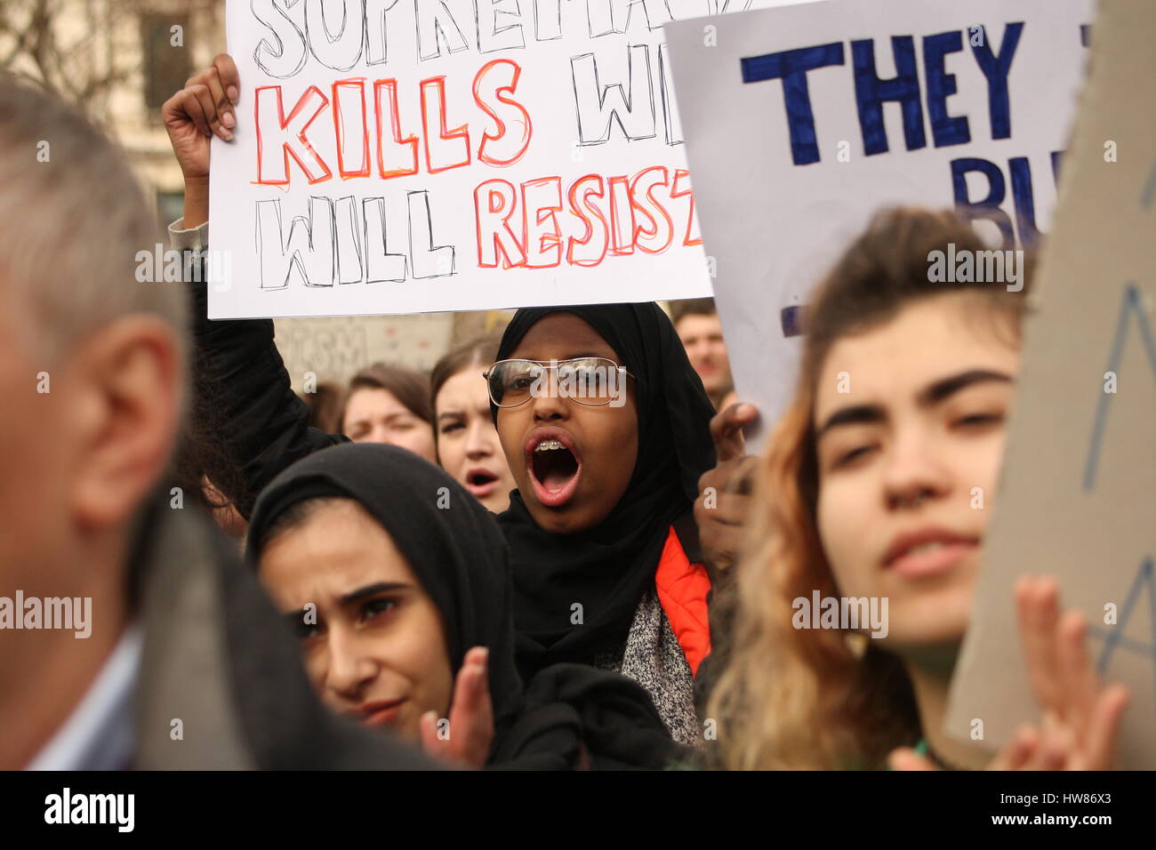 Londres, Royaume-Uni, 18 mars 2017. Groupe de campagne pour défendre le racisme est titulaire d'une marche à travers le centre de Londres pour marquer la Journée des Nations Unies contre le racisme. Une femme cheers à un discours durant le rallye de clôture, à Westminster. Roland Ravenhill/ Alamy Live News Banque D'Images