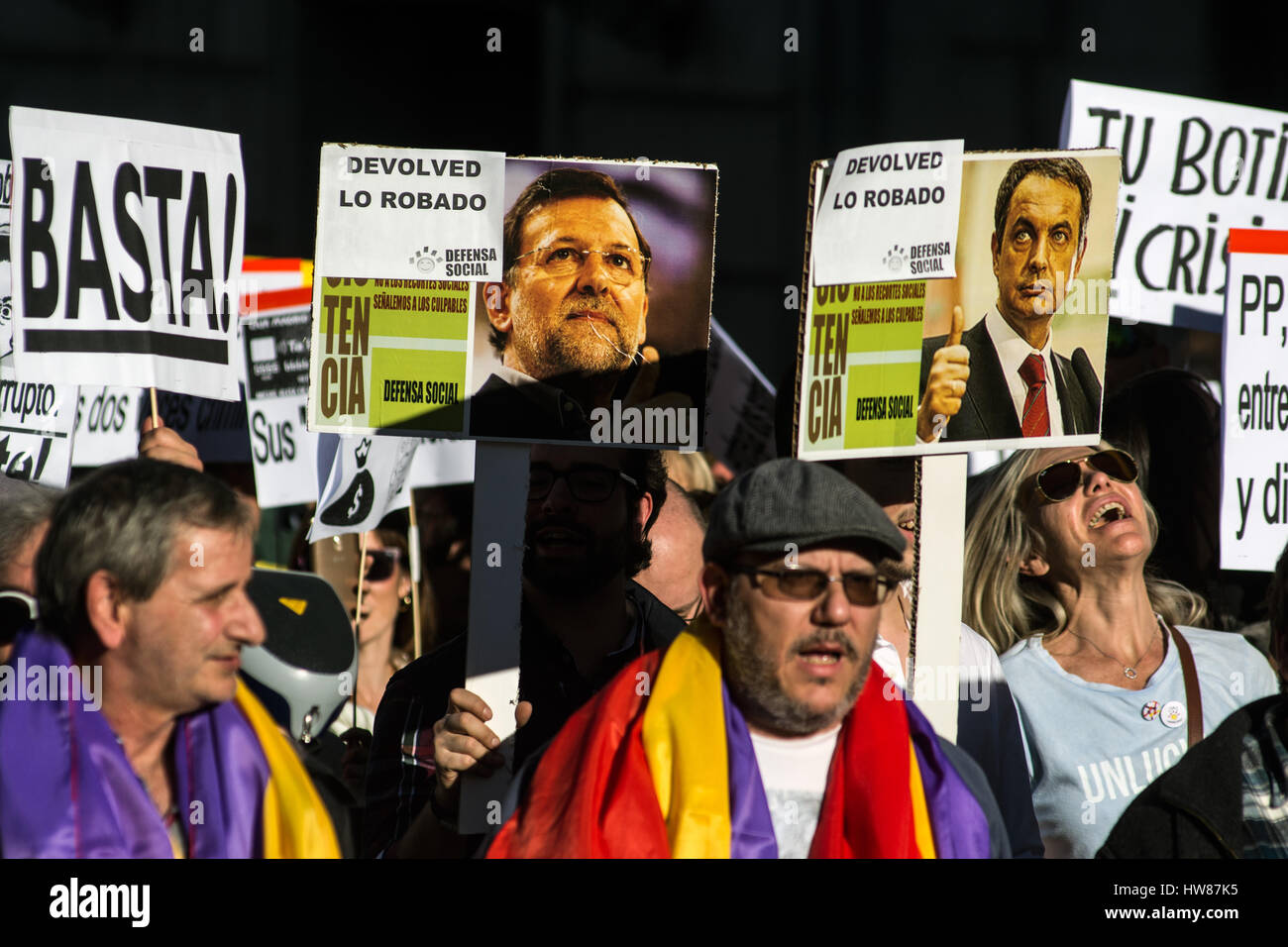 Madrid, Espagne. 18 Mar, 2017. Personnes qui protestaient contre la corruption avec des images de présidents Espagnol Mariano Rajoy et Jose Luis Rodriguez Zapatero Credit : Marcos del Mazo/Alamy Live News Banque D'Images