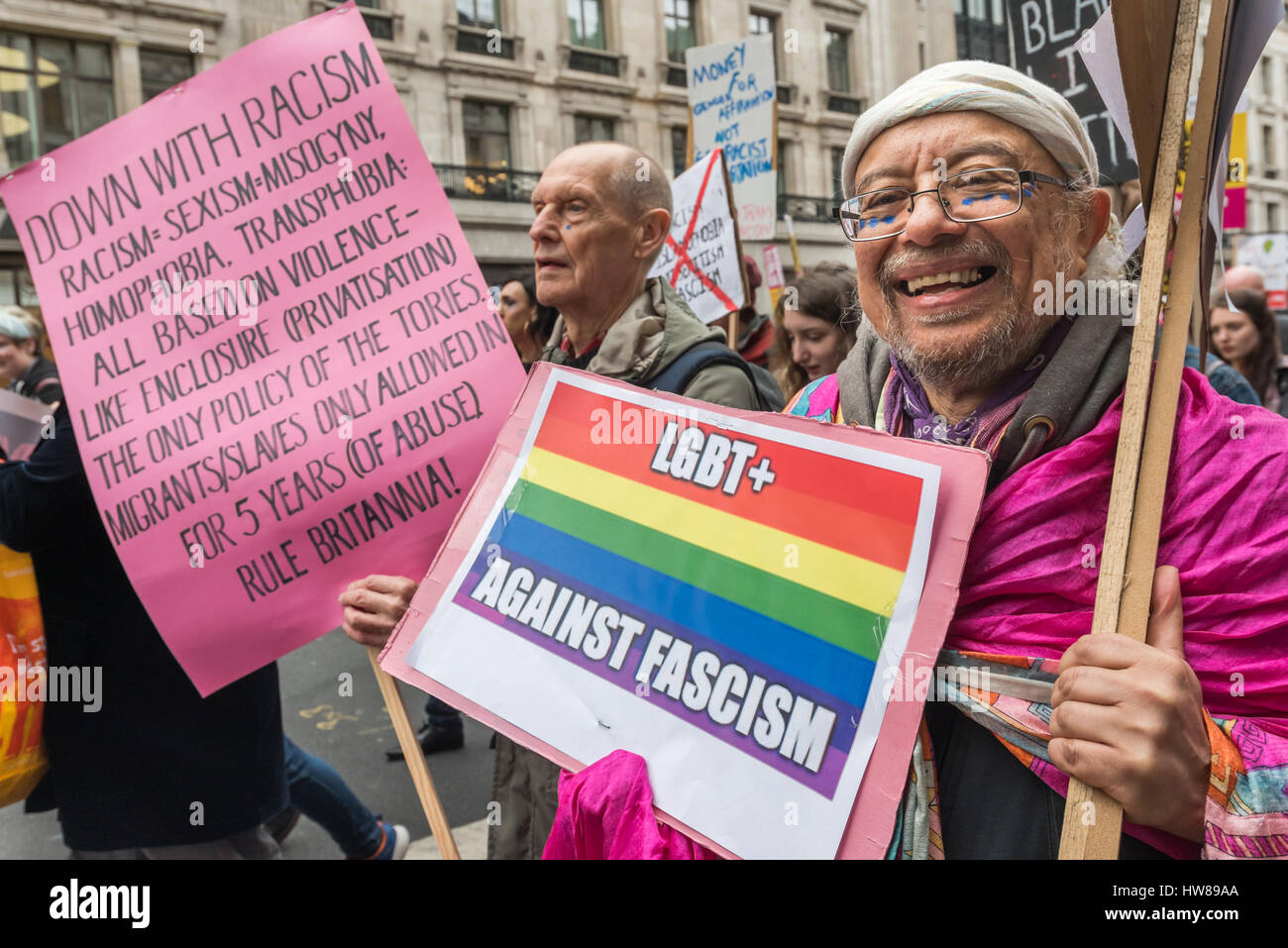 Londres, Royaume-Uni. 18 mars 2017. Contre le fascisme LGBT marcher sur le mars à Londres le jour des Nations Unies contre le racisme pour montrer leur opposition au racisme, à commencer par un rassemblement en dehors de la BBC et se terminant par un autre en place du Parlement. L'événement a été organisé par Stand Up au racisme et soutenu par les syndicats et beaucoup d'autres organisations, et il y avait des marches similaires à Glasgow et à Cardiff. Crédit : Peter Marshall/Alamy Live News Banque D'Images