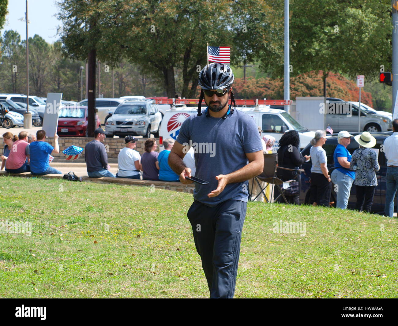 Dallas,US,18 mars 2017. Une protestation armée à l'extérieur de la mosquée centrale de Dallas a pris fin pacifiquement avec les deux groupes opposés s'asseoir ensemble au cours d'un déjeuner de deux heures. Credit : dallaspaparazzo/Alamy Live News. Banque D'Images