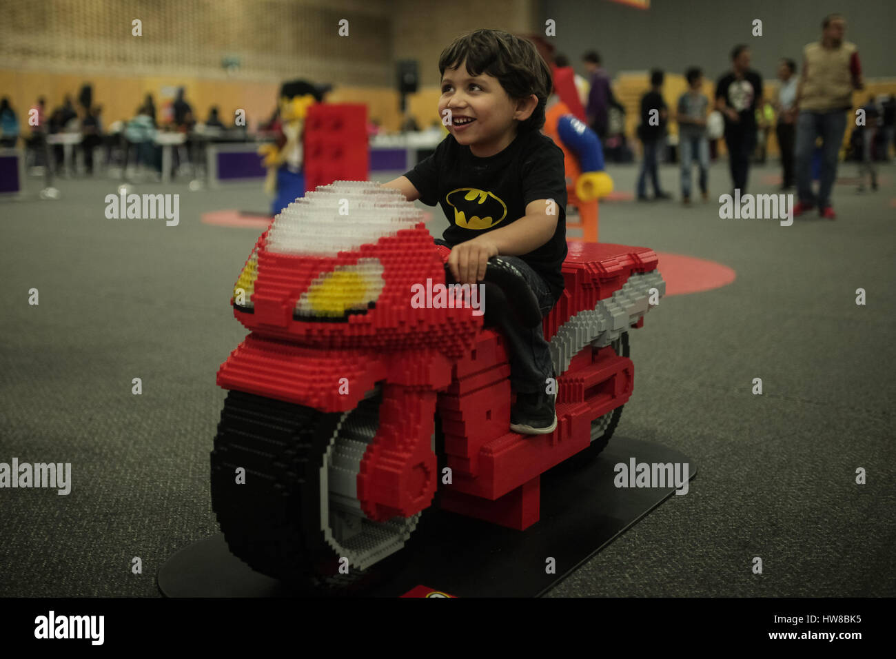 Bogota, Lego. 12 avr, 2017. Un garçon joue sur une moto faite de blocs Lego Lego pendant l'événement 'Fun Fest' au Centre de Commerce International des Congrès Corferias à Bogota, Colombie, le 18 mars 2017. La deuxième édition de 'Lego Fun Fest' à Bogota, organisé par l'entreprise Lego, a lieu du 18 mars au 12 avril 2017. Credit : Jhon Paz/Xinhua/Alamy Live News Banque D'Images