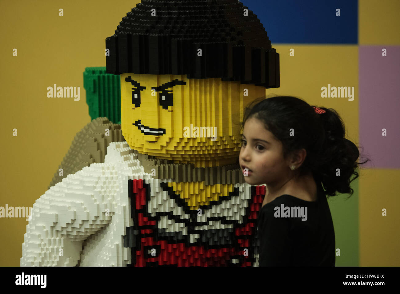 Bogota, Lego. 12 avr, 2017. Une fille pose à côté d'une figure faite de blocs Lego Lego pendant l'événement 'Fun Fest' au Centre de Commerce International des Congrès Corferias à Bogota, Colombie, le 18 mars 2017. La deuxième édition de 'Lego Fun Fest' à Bogota, organisé par l'entreprise Lego, a lieu du 18 mars au 12 avril 2017. Credit : Jhon Paz/Xinhua/Alamy Live News Banque D'Images