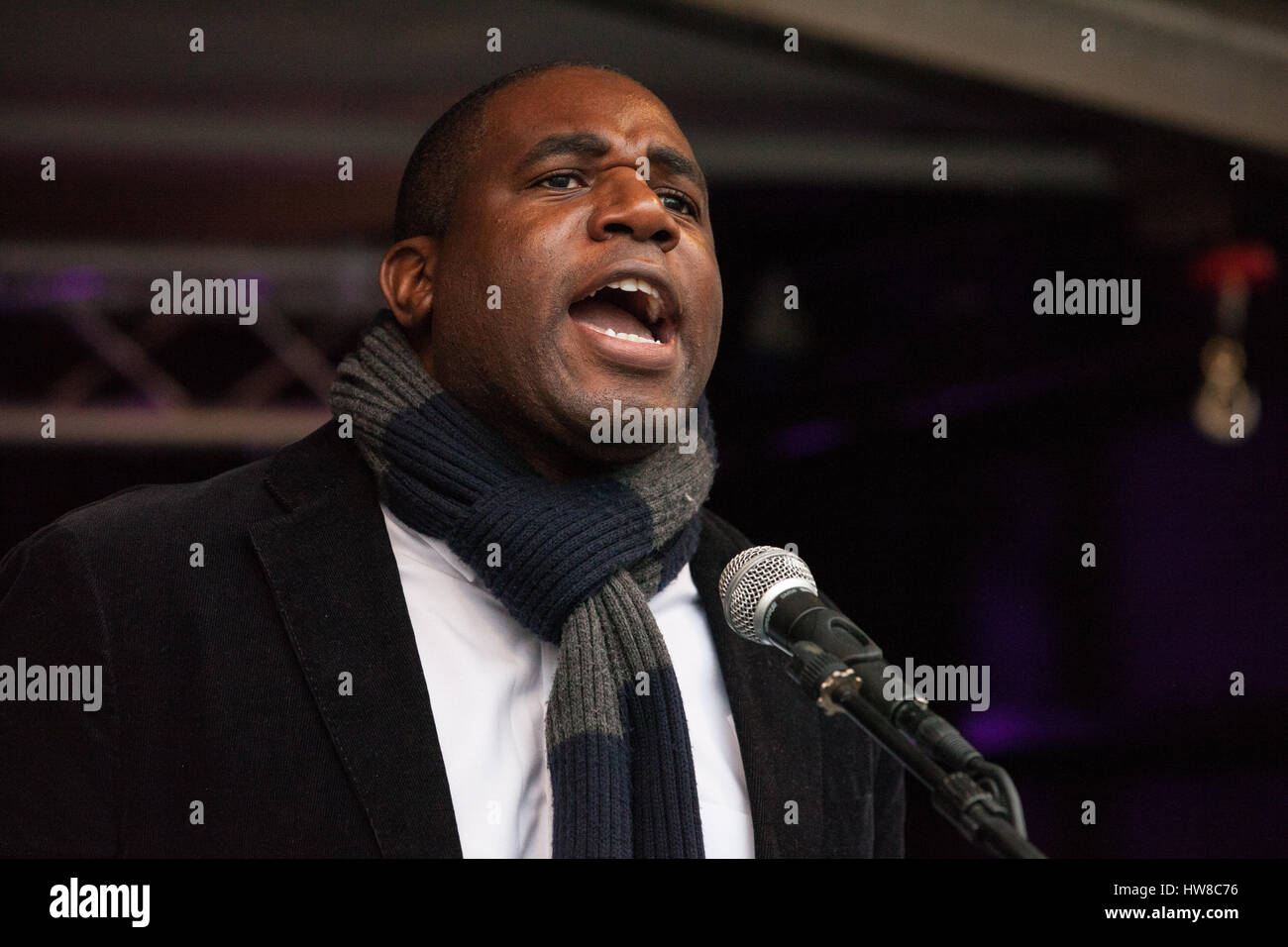 Londres, Royaume-Uni. 18 mars, 2017. David Lammy, travail MP pour Tottenham, adresses des milliers de manifestants représentant différents groupes antiracistes qui prennent part à la marche contre le racisme. Le mois de mars a été choisie pour avoir lieu aussi près que possible de la Journée internationale des Nations Unies pour l'élimination de la discrimination raciale. Credit : Mark Kerrison/Alamy Live News Banque D'Images